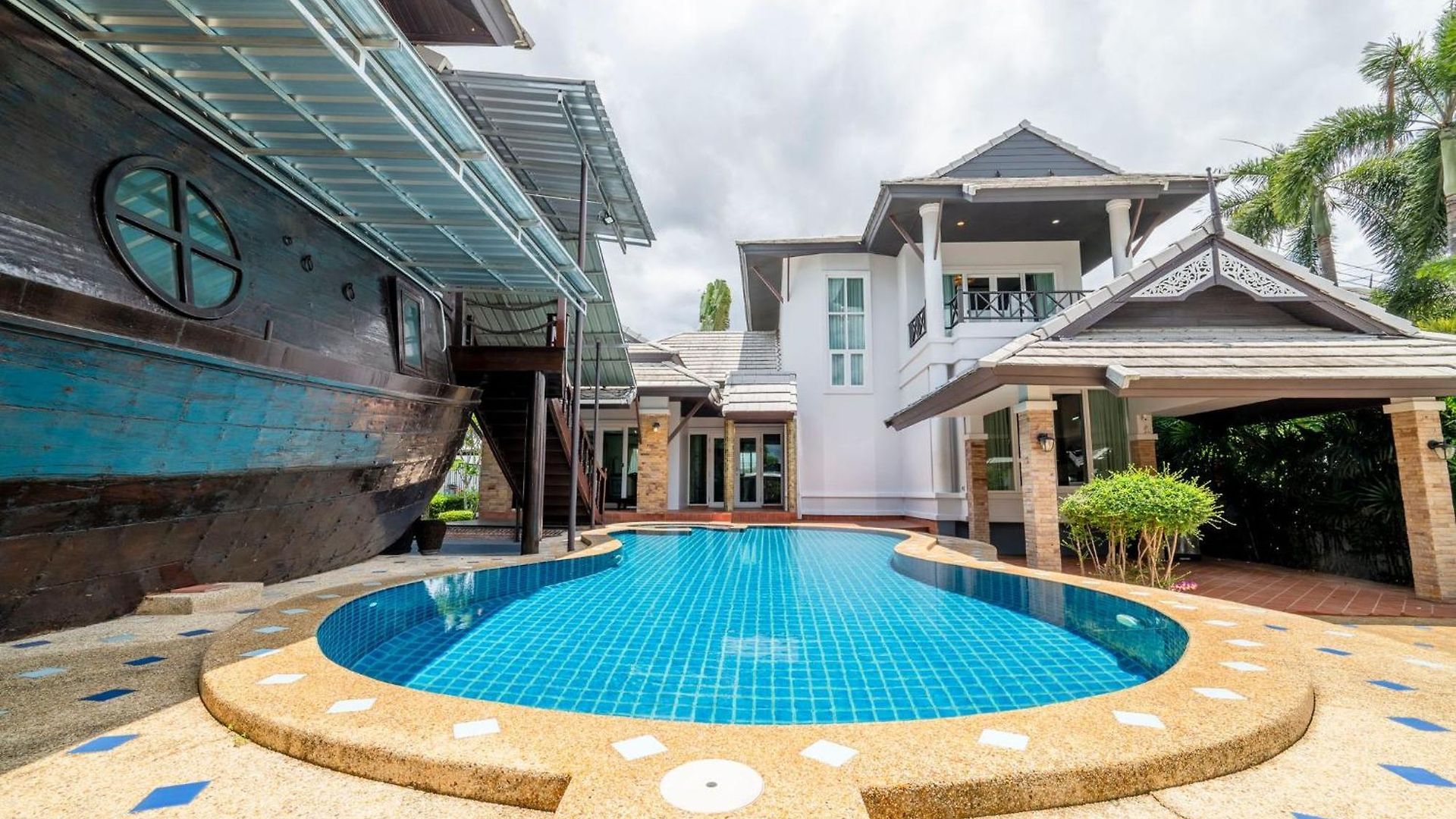 Luxury Iconic Royal Boat Pool North