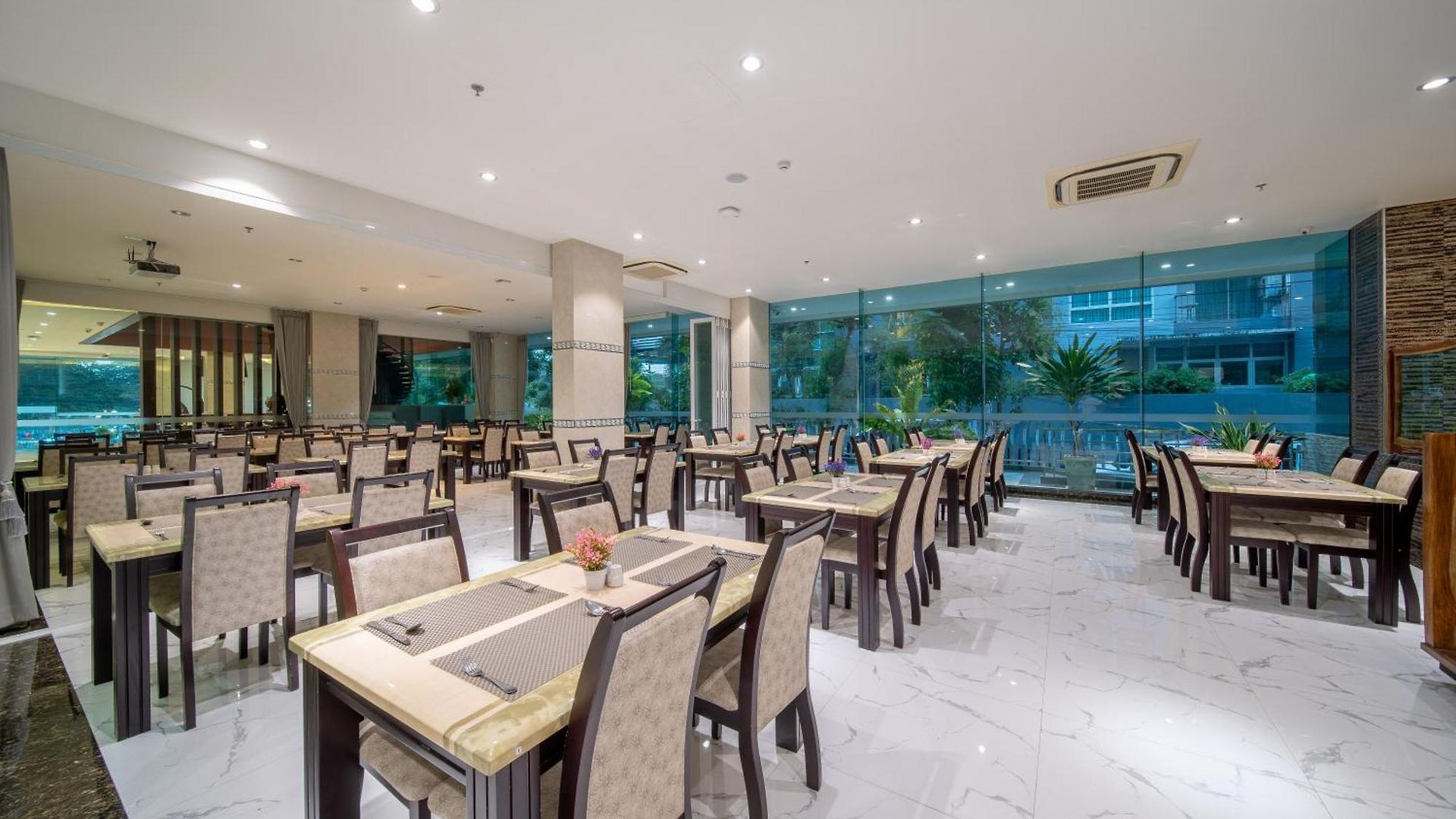 Royal โรงแรม 4*