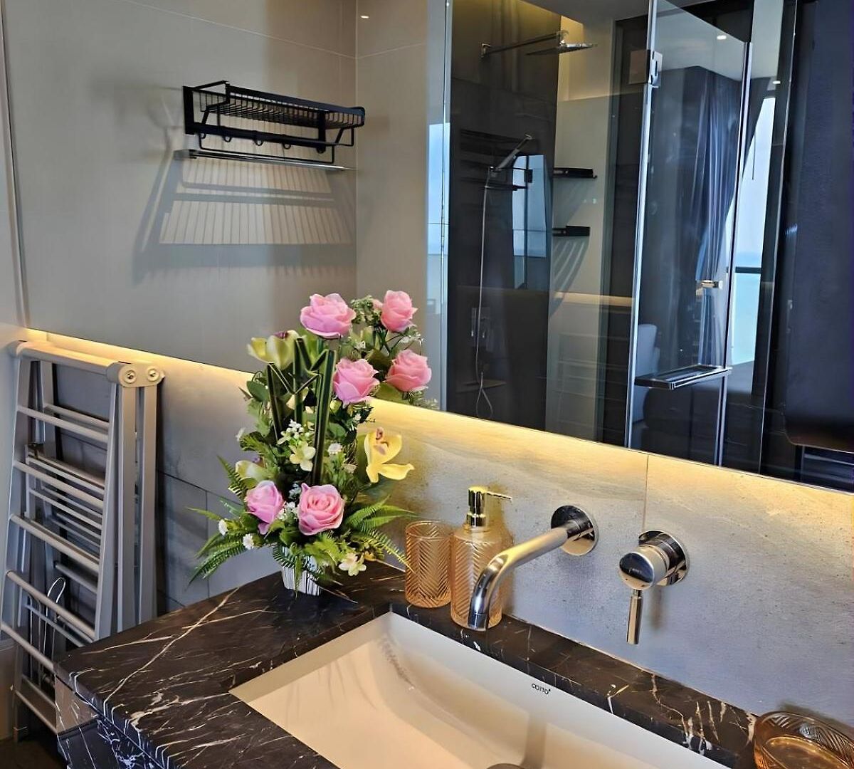 อพาร์ทเม้น High Floor Beachfront 1 Bedroom With Scenic View *