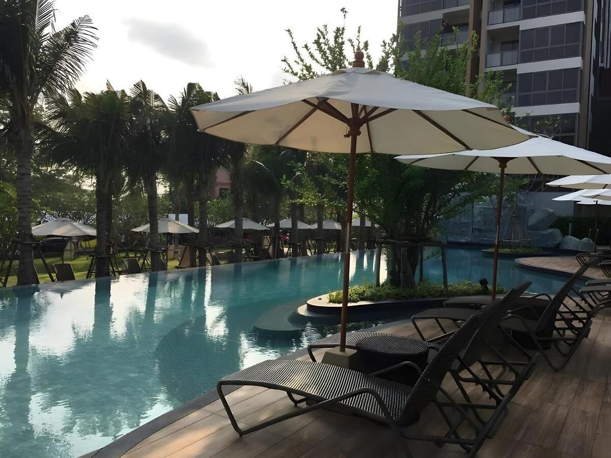 อพาร์ทเม้น Spacious 2 Bedroom Corner Unit Near Walking Street Pattaya