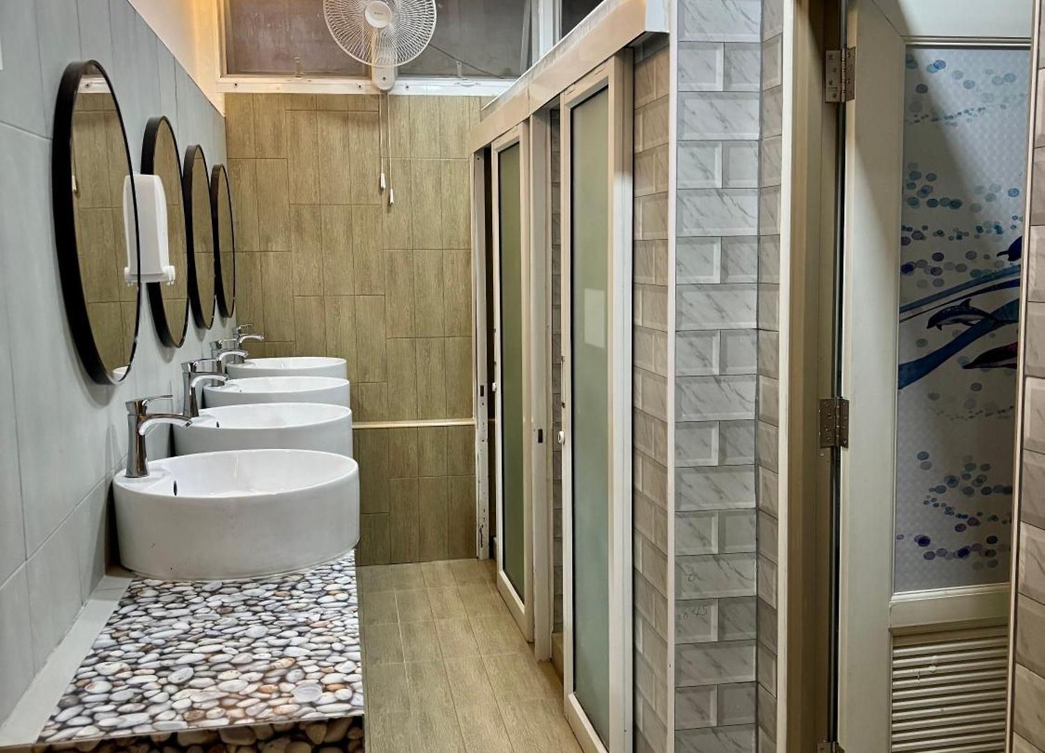 Charm At Pratumnak โรงแรม 3*