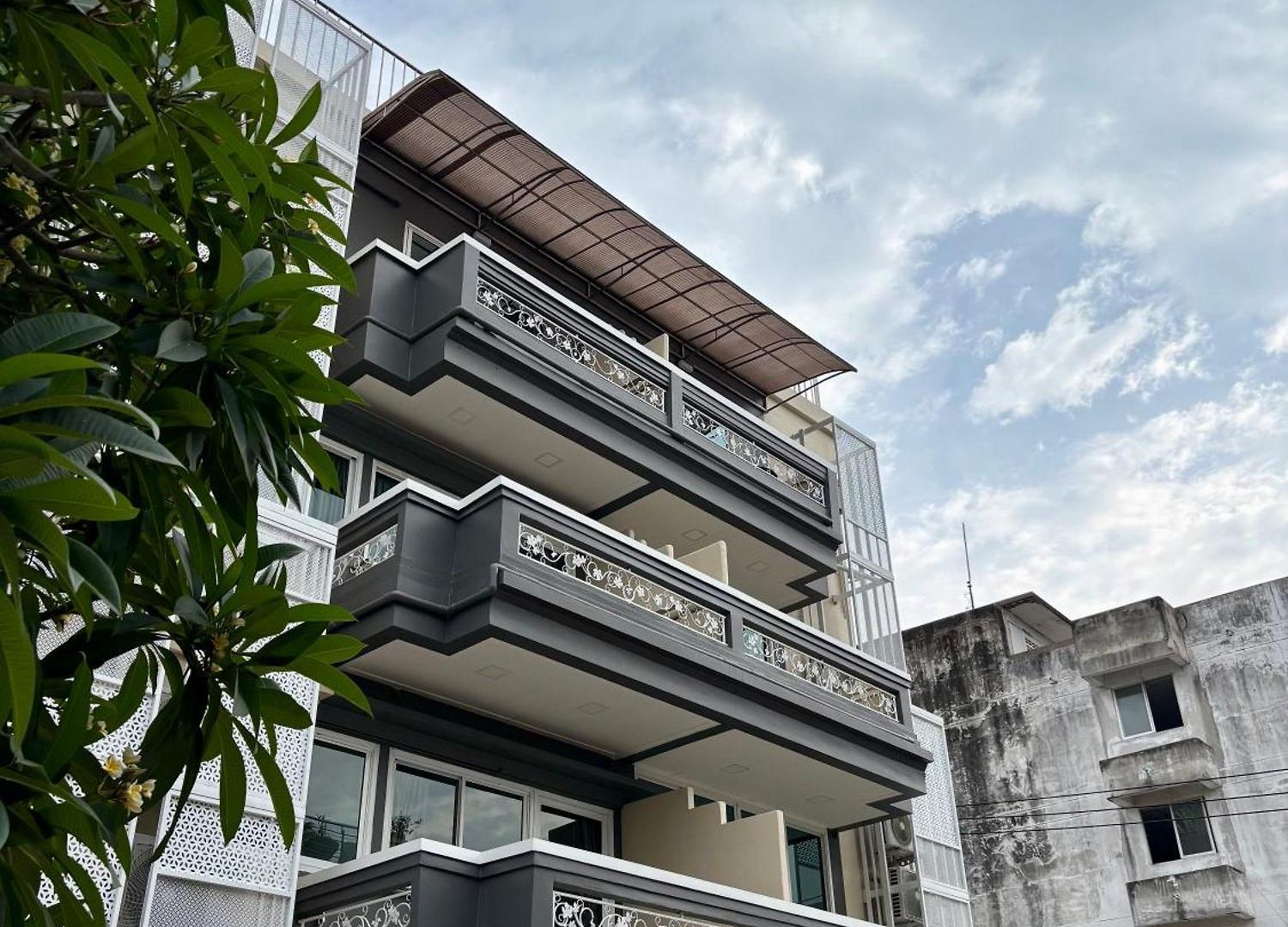 Charm At Pratumnak โรงแรม 3*