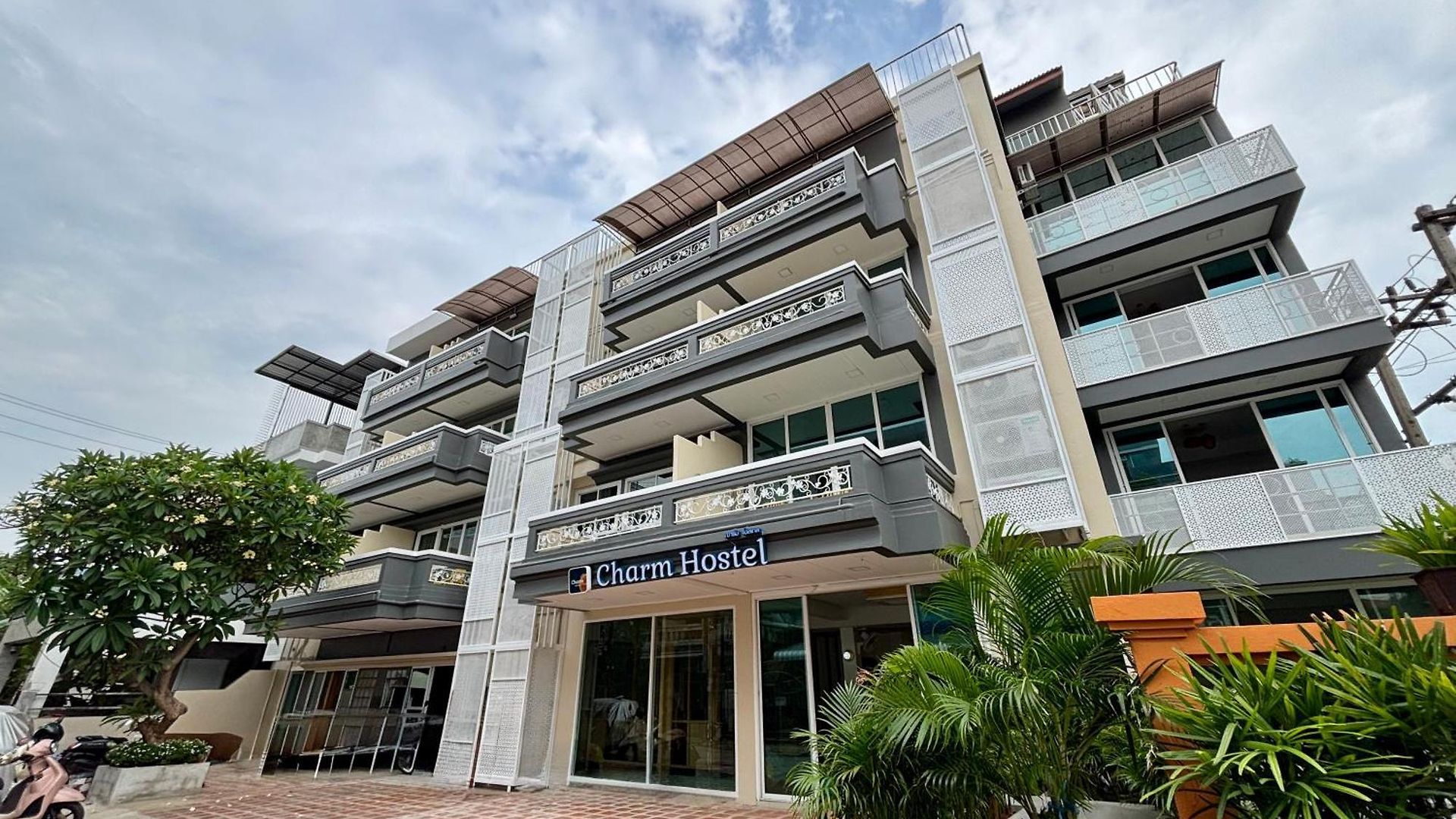 โรงแรม Charm At Pratumnak Pattaya
