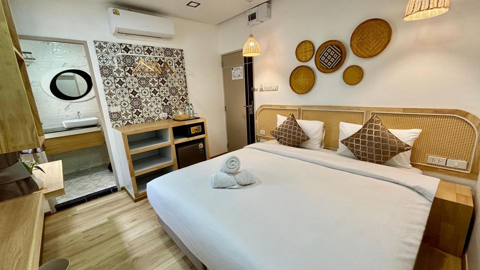 Charm At Pratumnak โรงแรม