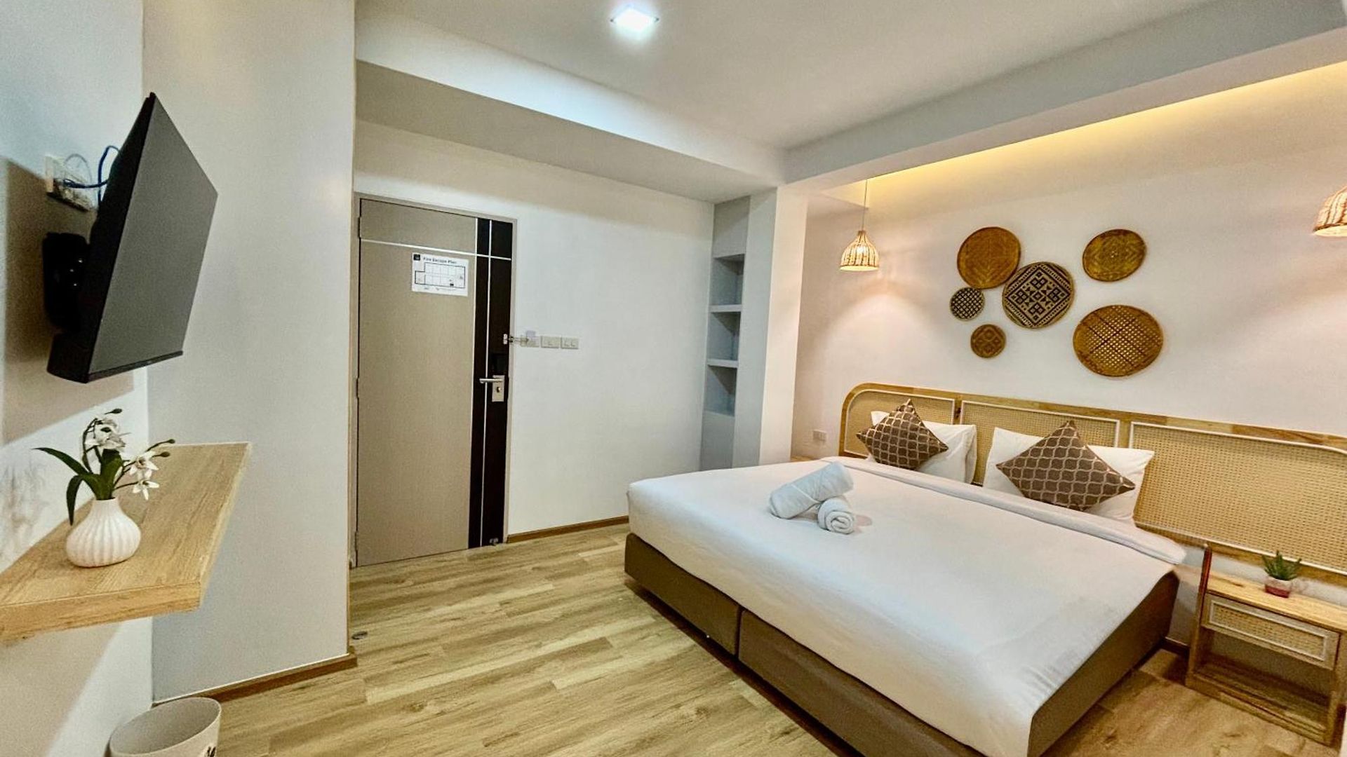 Charm At Pratumnak โรงแรม