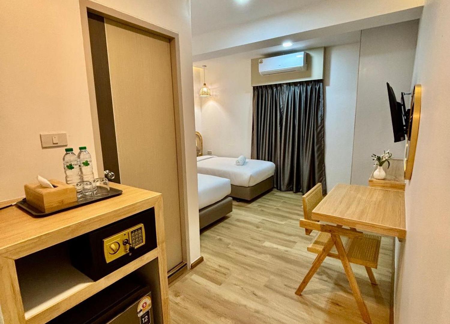 Charm At Pratumnak โรงแรม