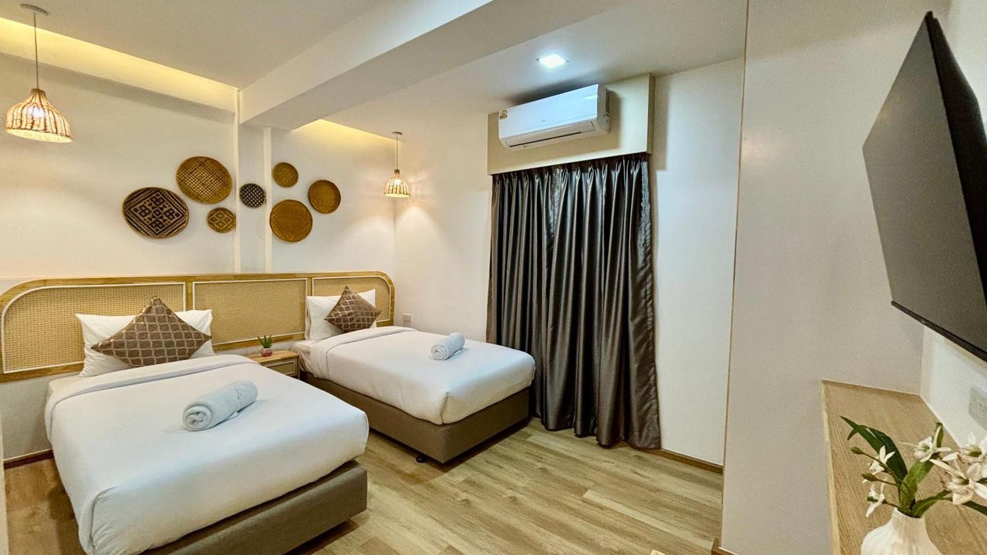Charm At Pratumnak โรงแรม