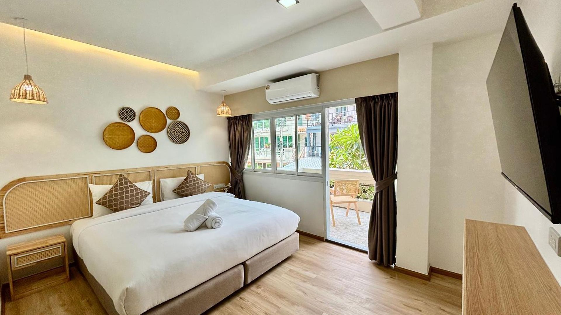 โรงแรม Charm At Pratumnak Pattaya