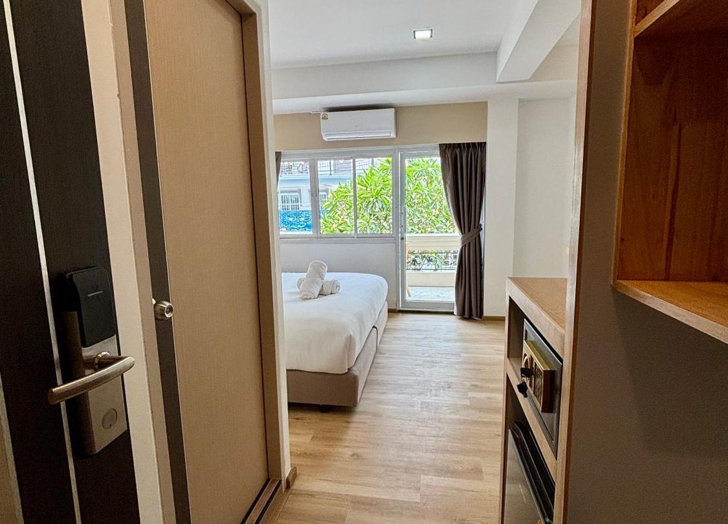 Charm At Pratumnak โรงแรม
