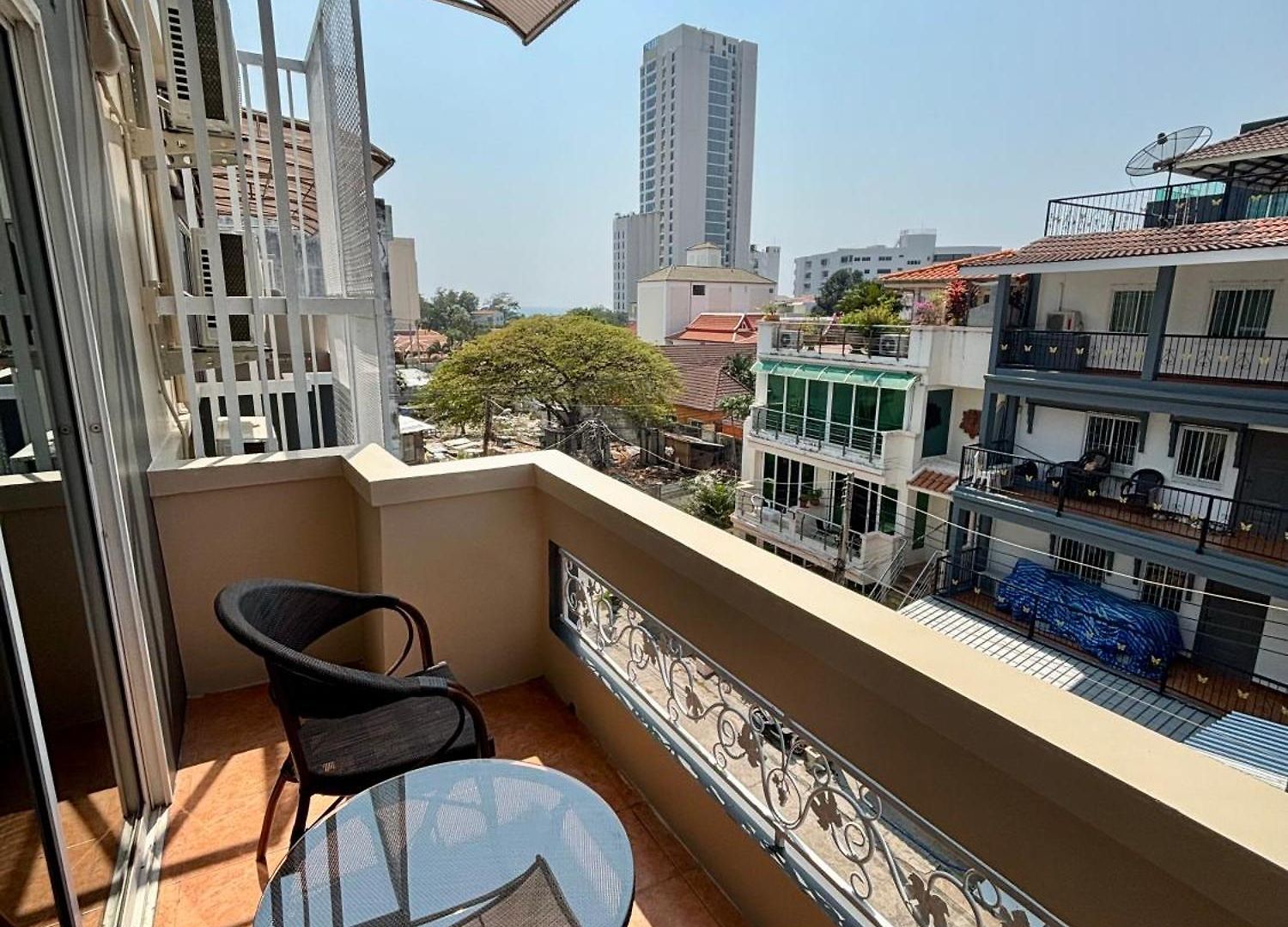 Charm At Pratumnak โรงแรม Pattaya
