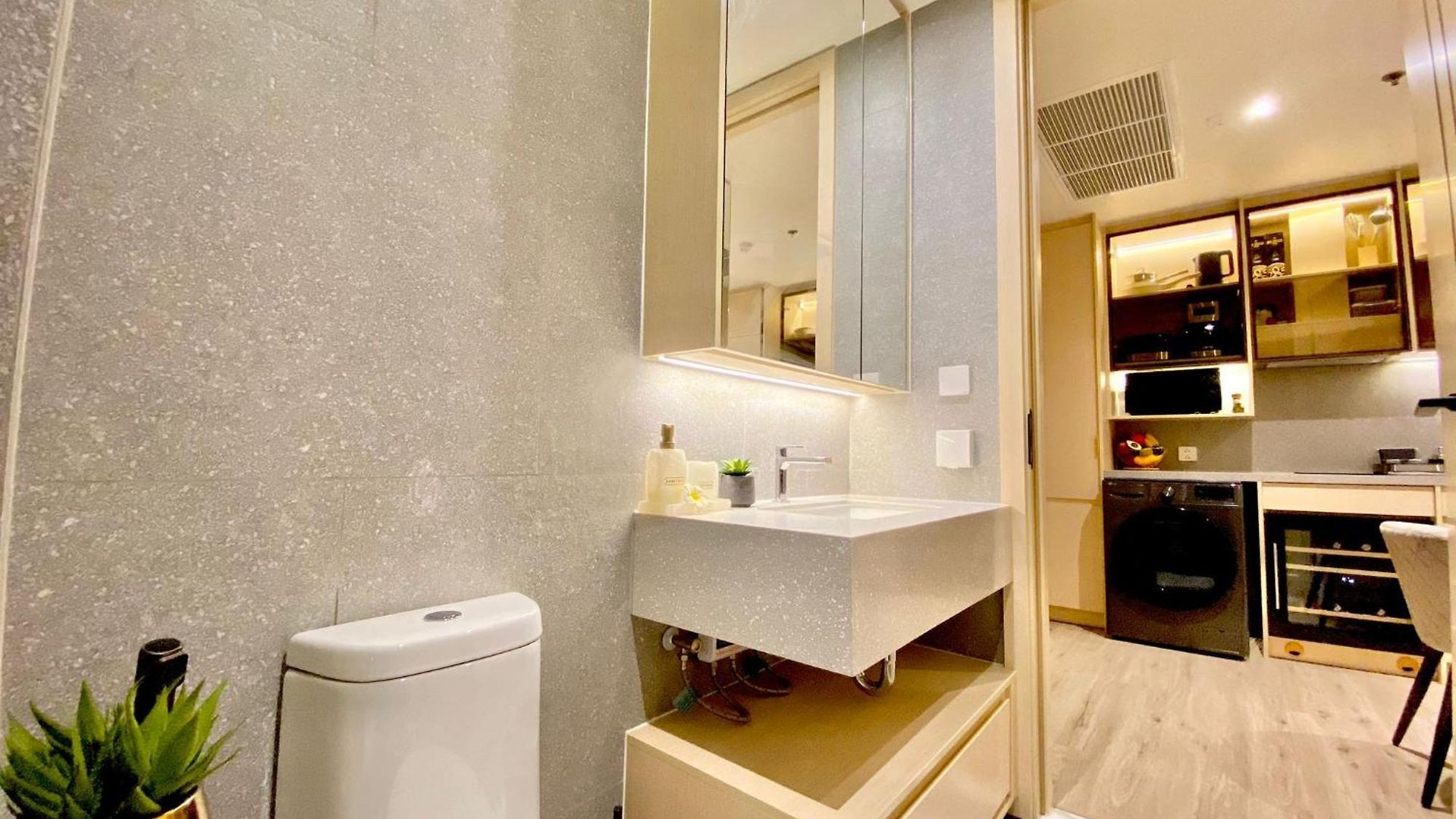 Arom Wongamat 4*