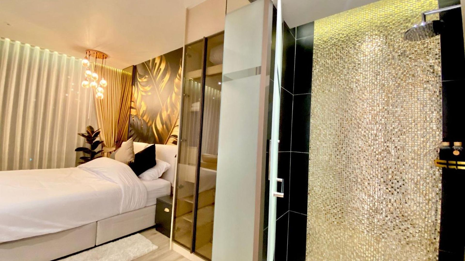 Arom Wongamat 4*