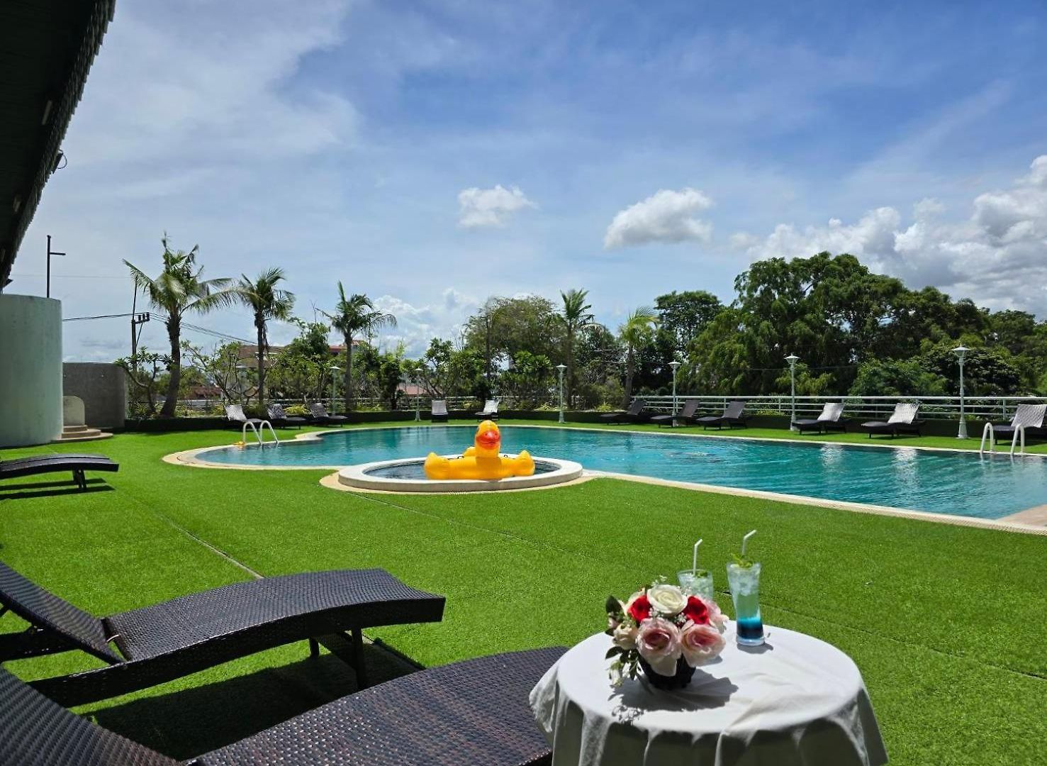 First Pacific Cirrus โรงแรม