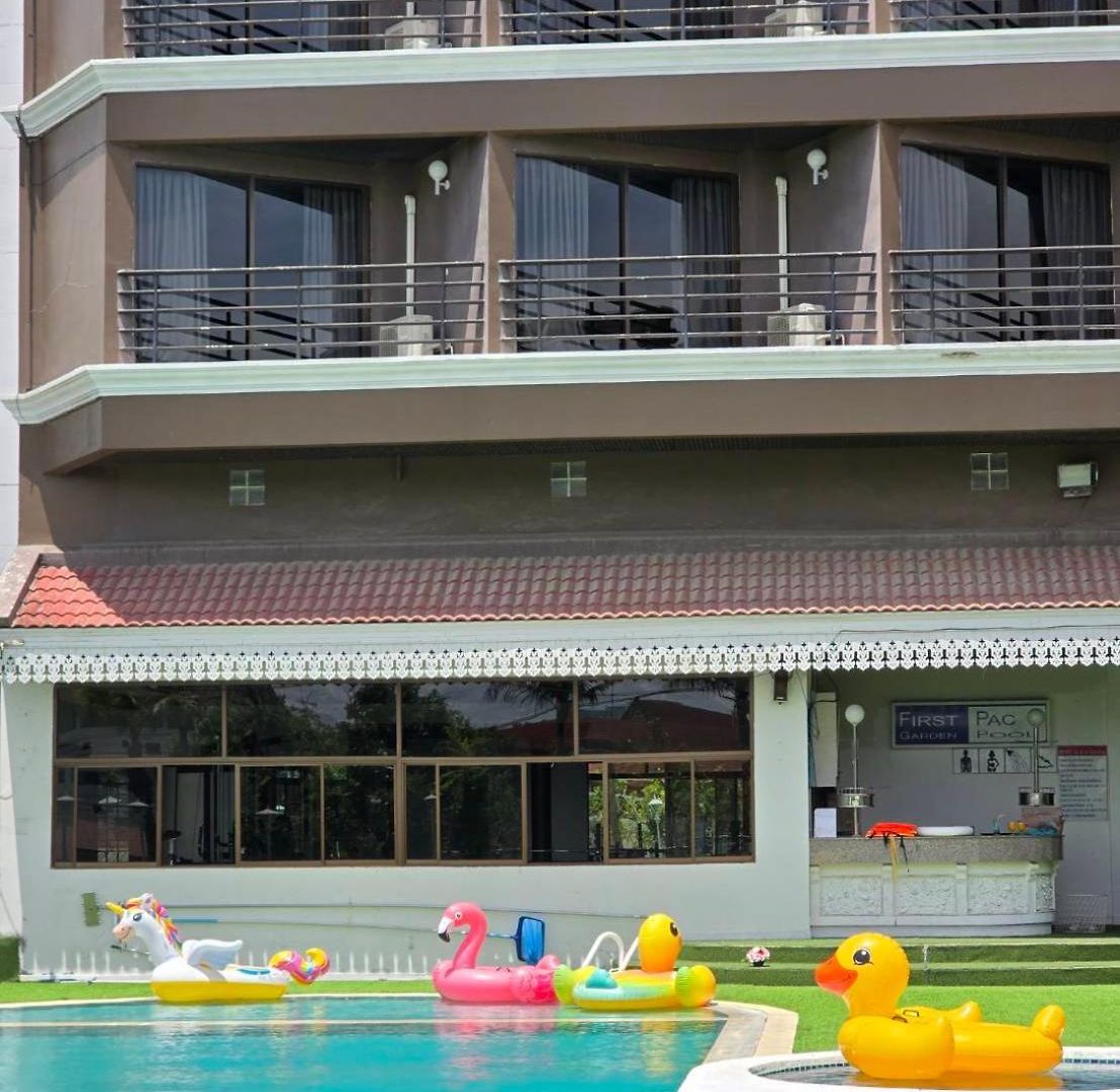 โรงแรม First Pacific Cirrus