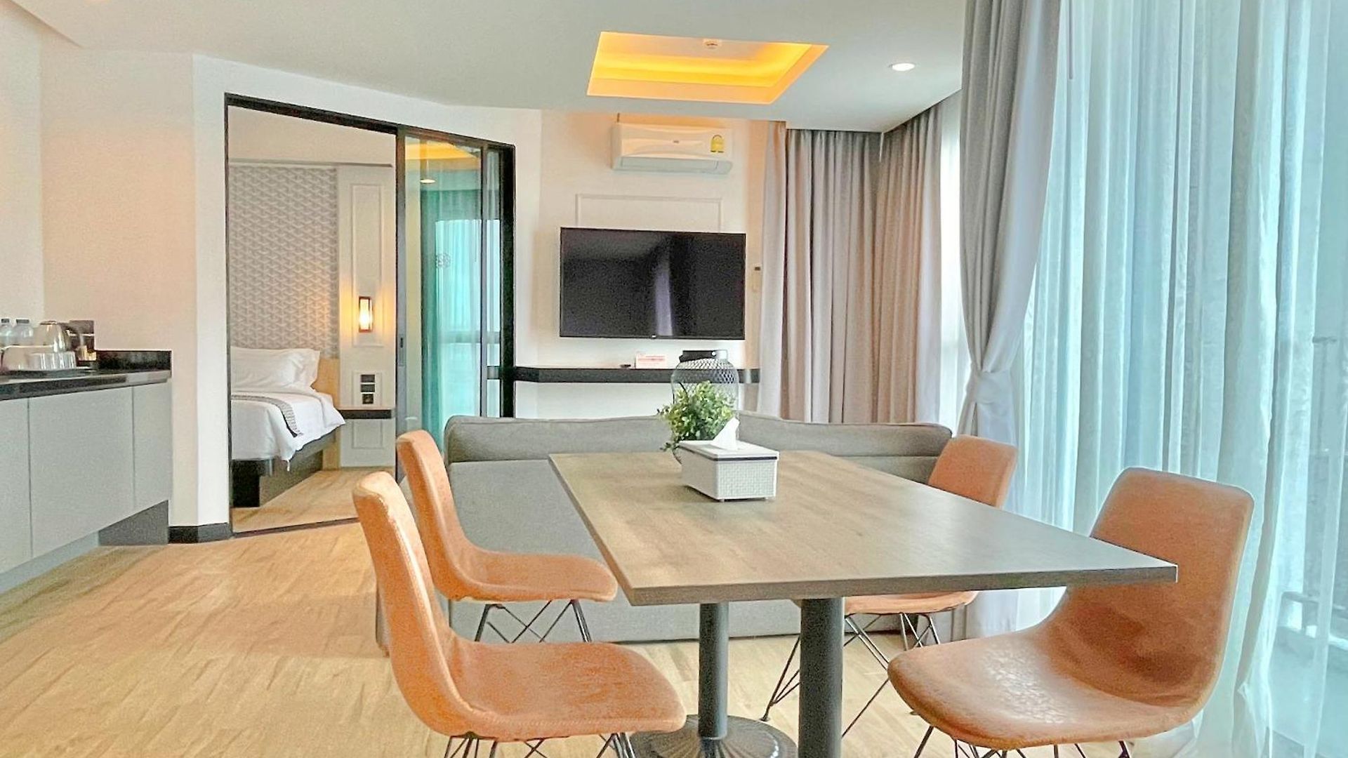 โรงแรม Chezzotel 4*