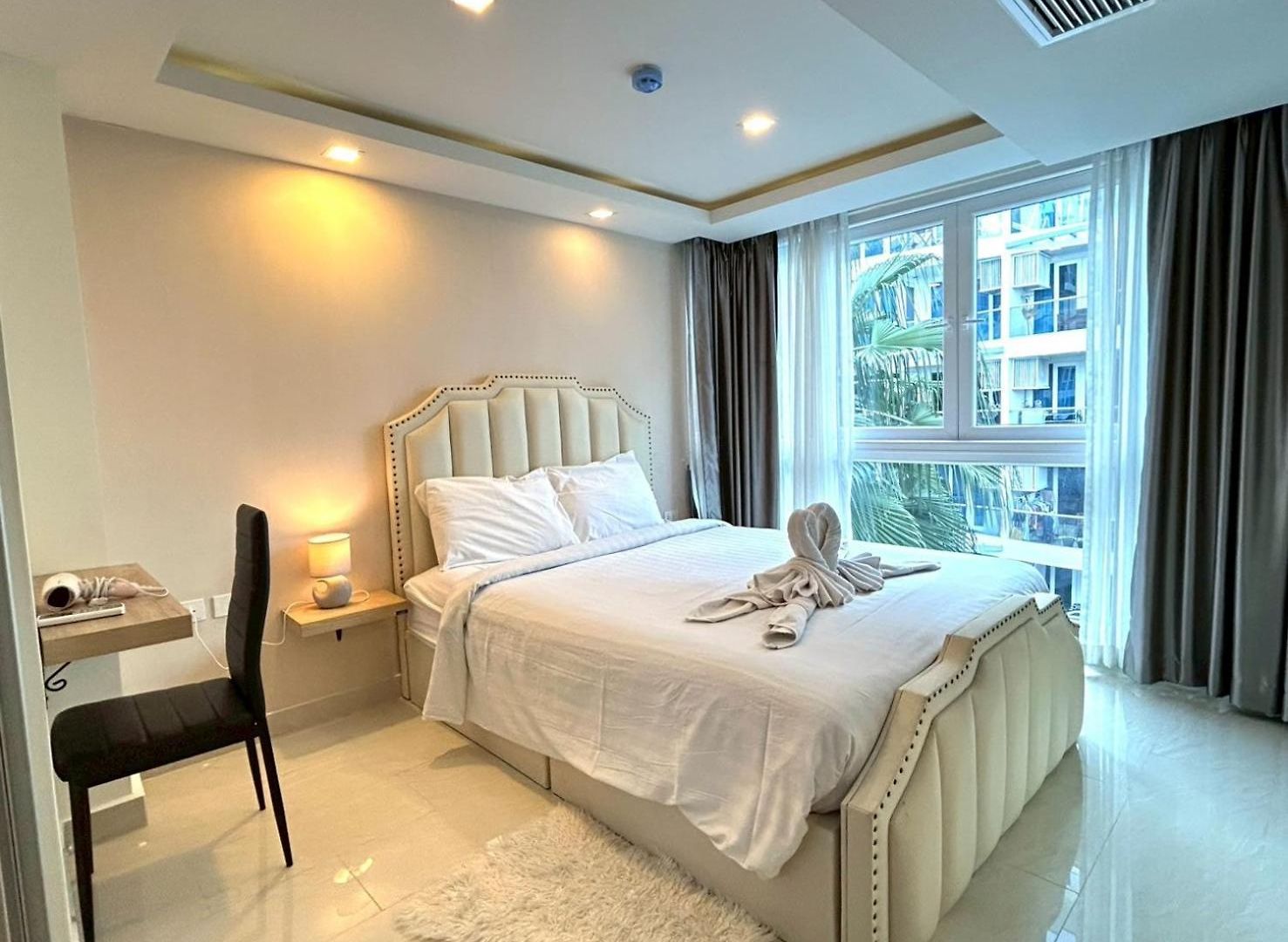 Grand Avenue Apartment