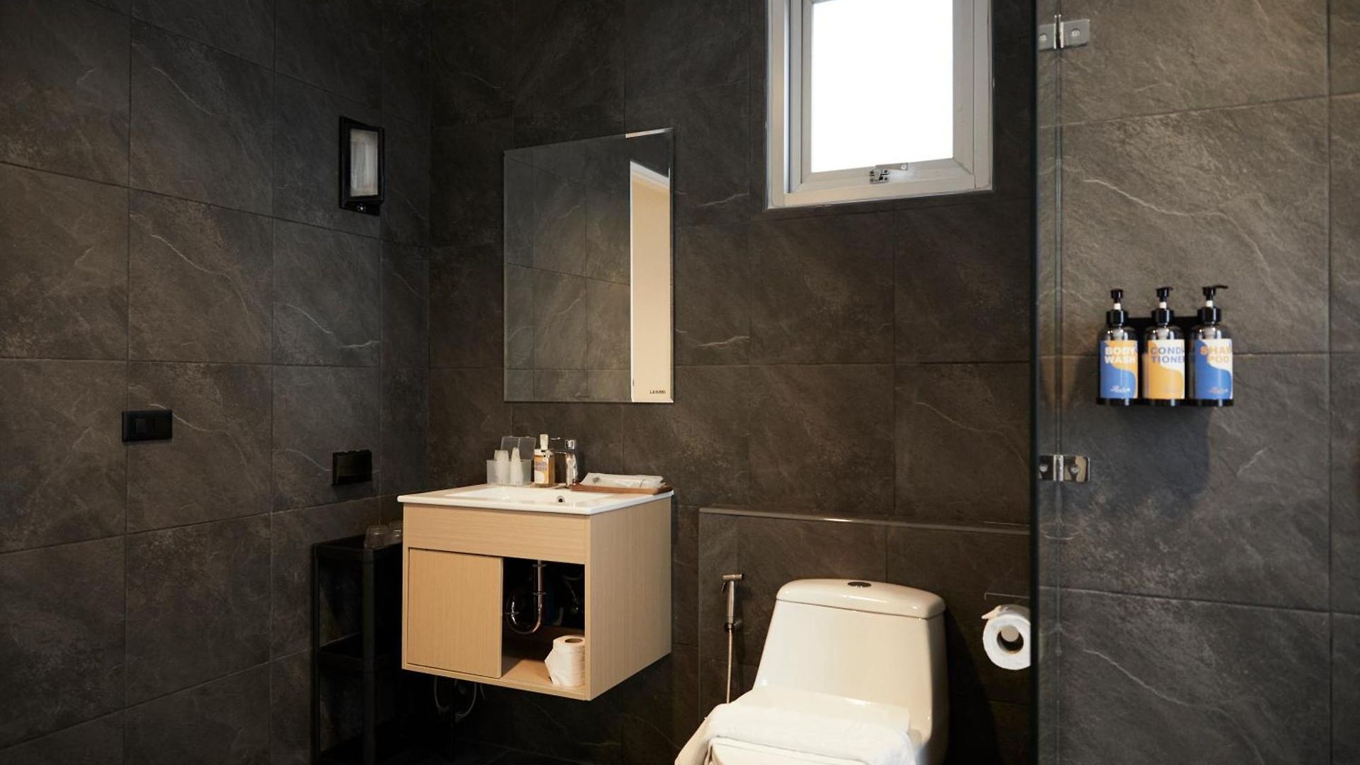 โรงแรม The Leela & 4*
