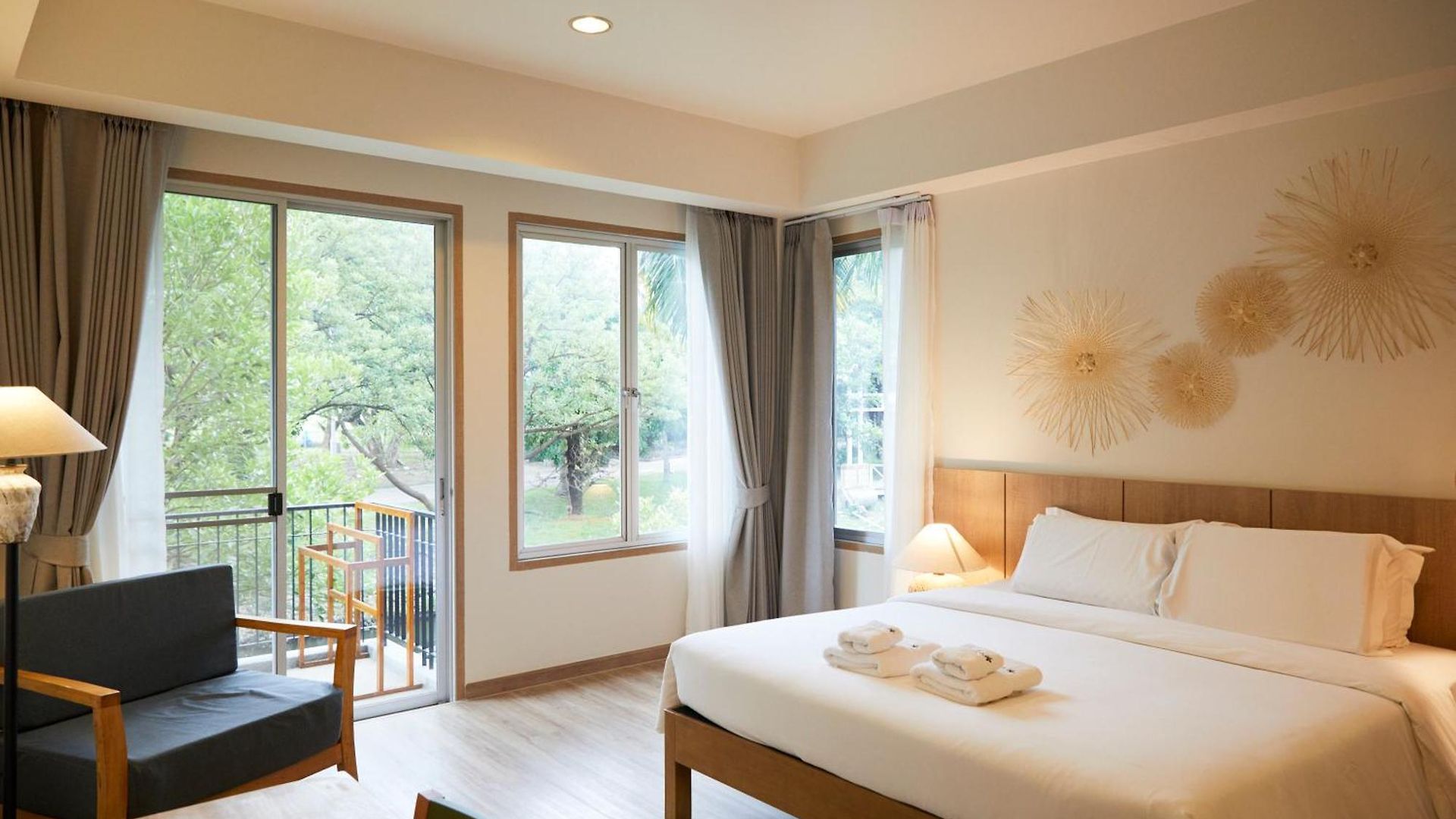 โรงแรม The Leela &