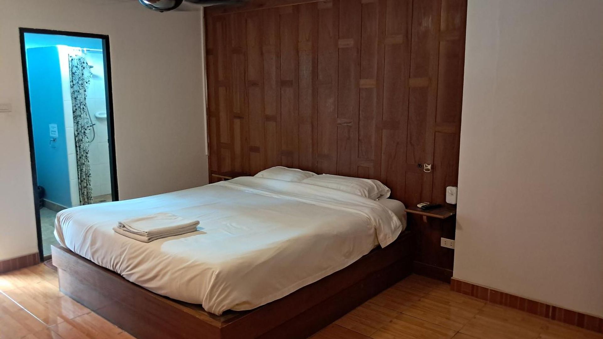 Namtip Bar & โรงแรม *