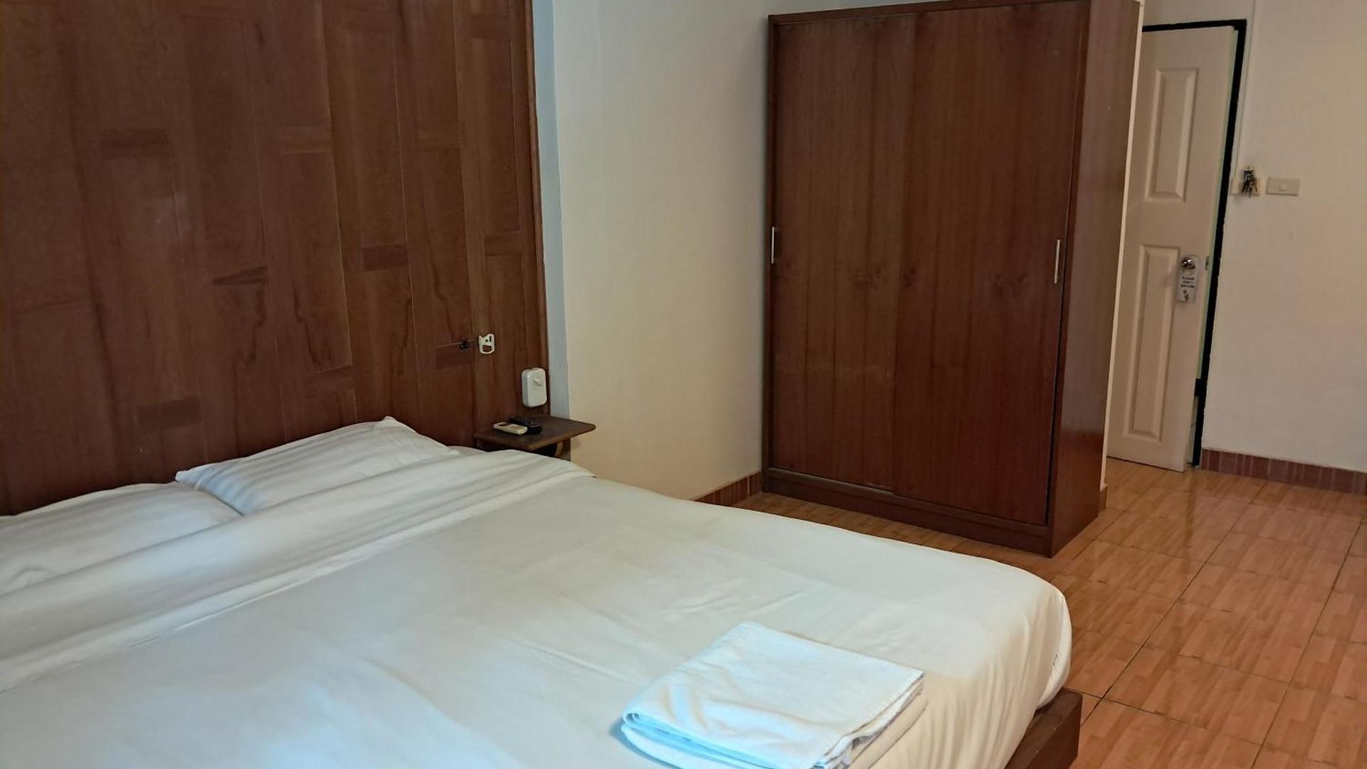 Namtip Bar & โรงแรม *