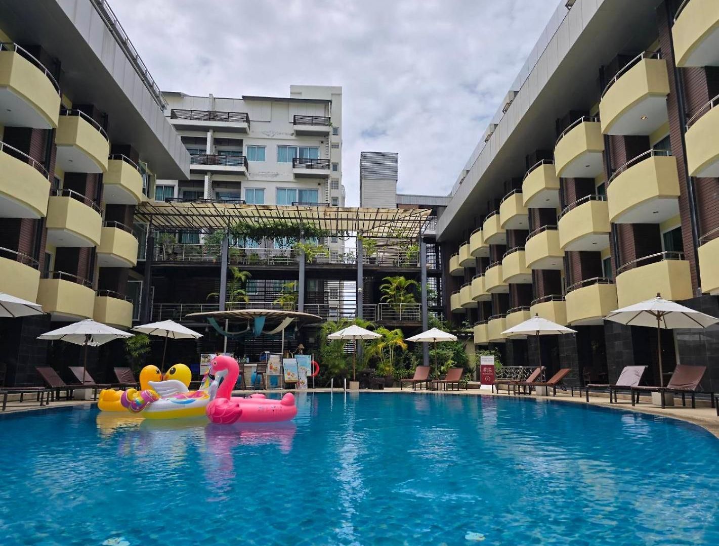 โรงแรม บารอน บีช 4*