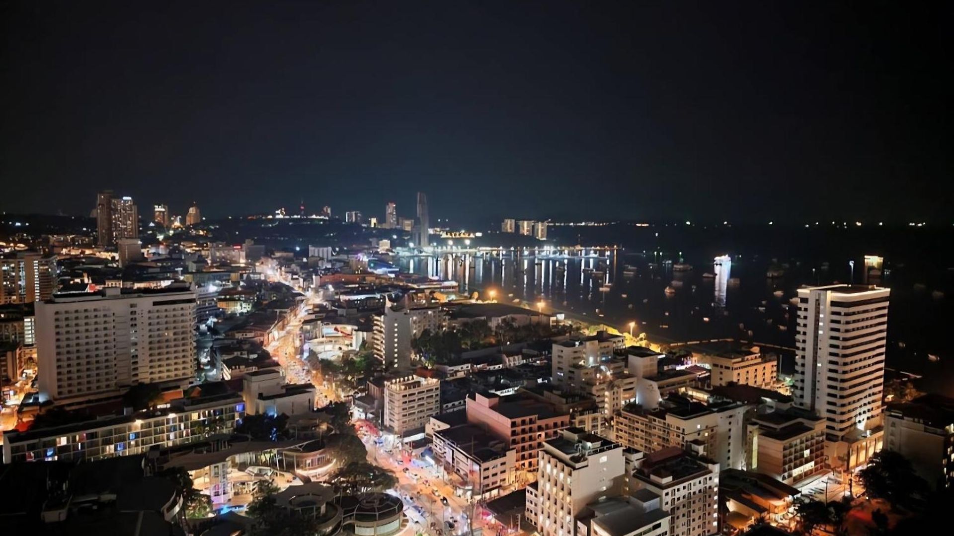 อพาร์ทเม้น The Edge - Unique & Luxurious Pattaya
