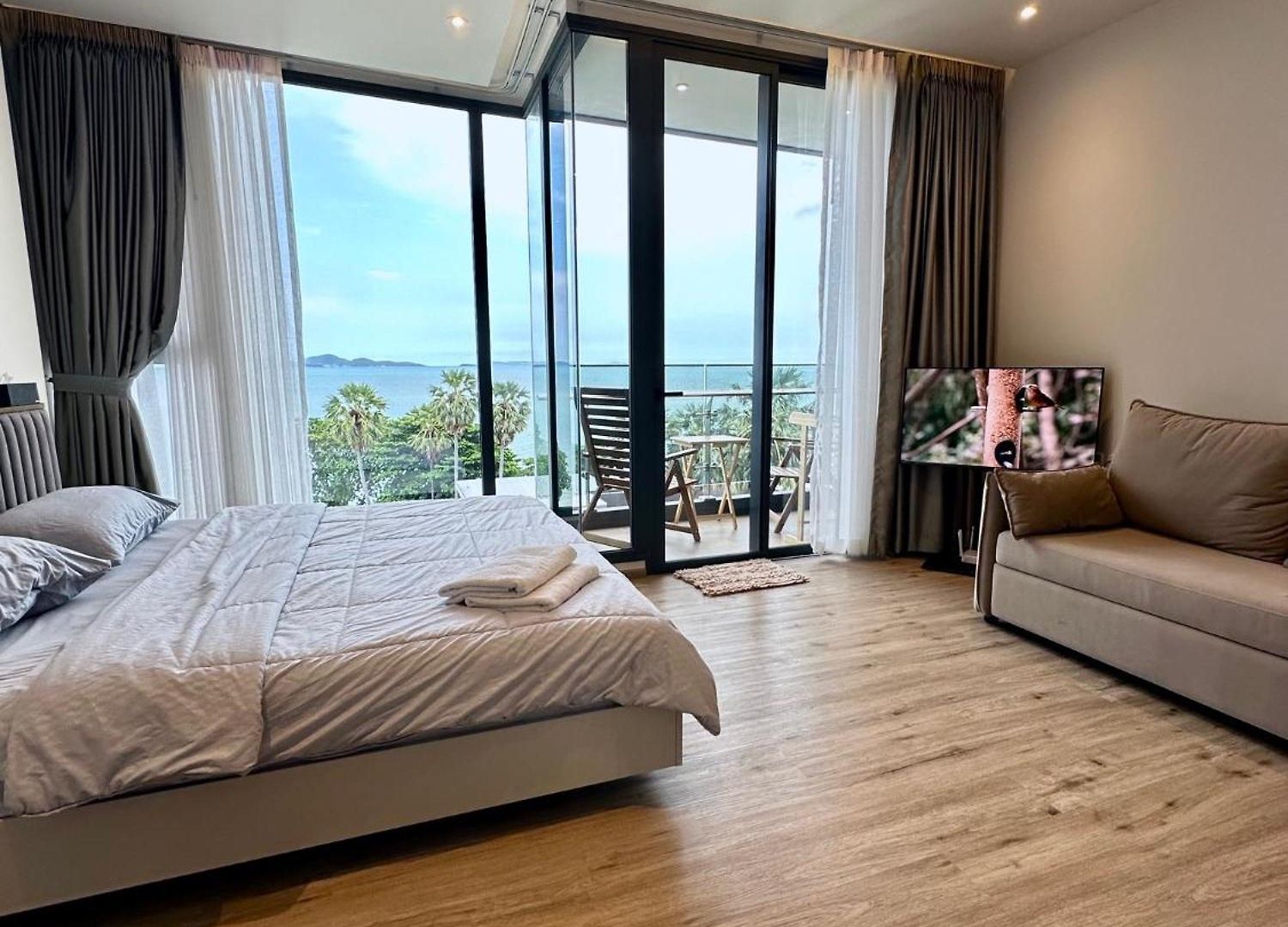 Arom Wongamat Luxury Boutique Beachfront In North Pattaya, 702 * Pattaya