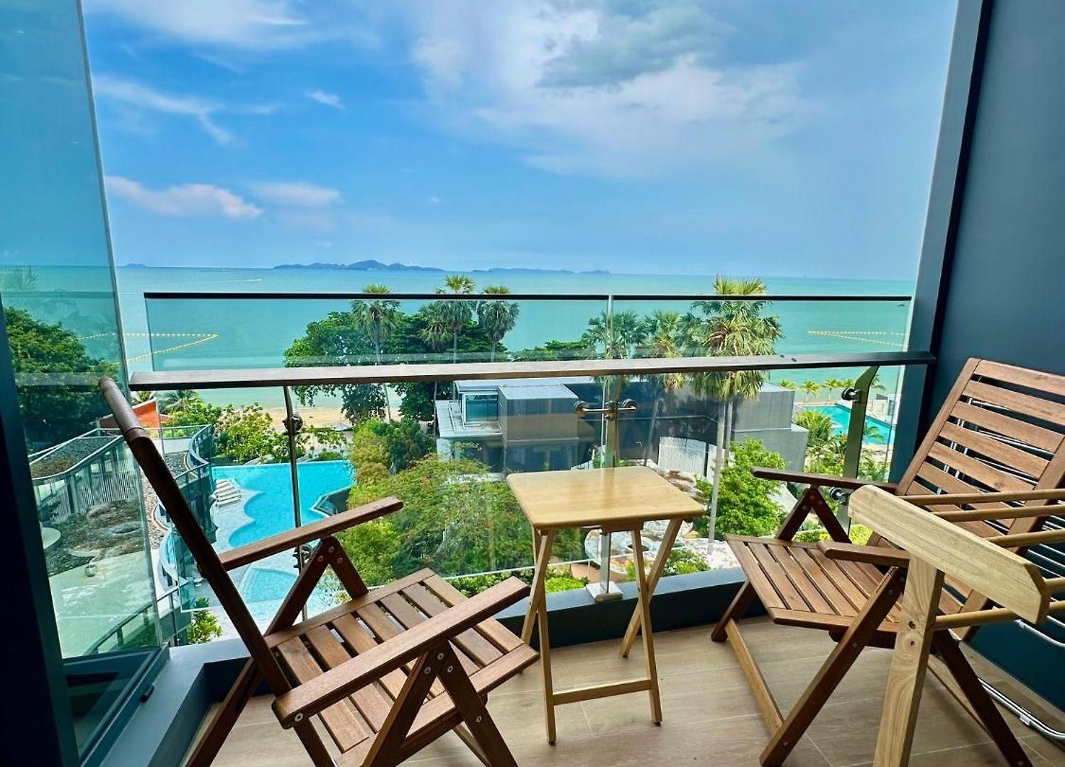 อพาร์ทเม้น Arom Wongamat Luxury Boutique Beachfront In North Pattaya, 702 *