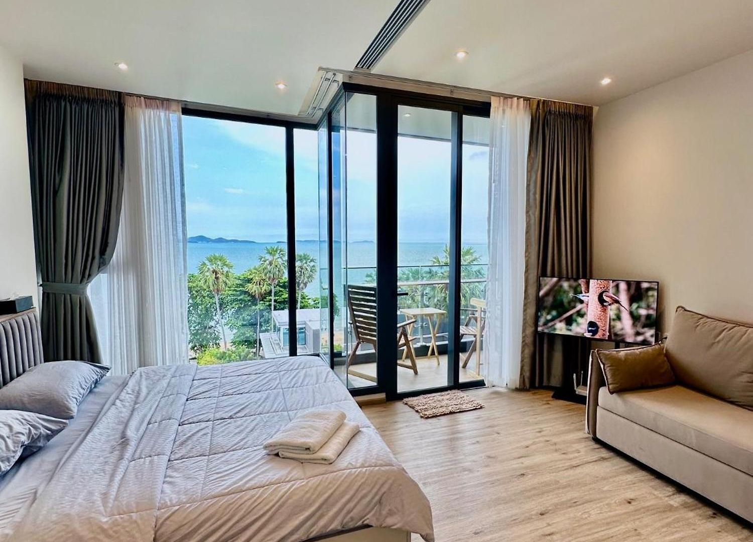 อพาร์ทเม้น Arom Wongamat Luxury Boutique Beachfront In North Pattaya, 702 *