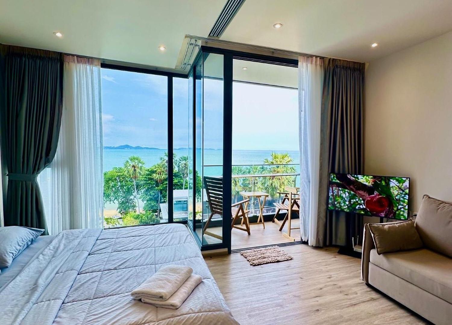 อพาร์ทเม้น Arom Wongamat Luxury Boutique Beachfront In North Pattaya, 702 *