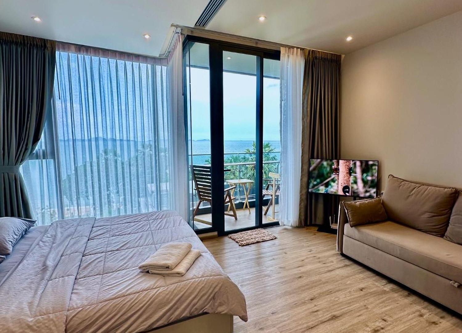 Arom Wongamat Luxury Boutique Beachfront In North Pattaya, 702 * Pattaya