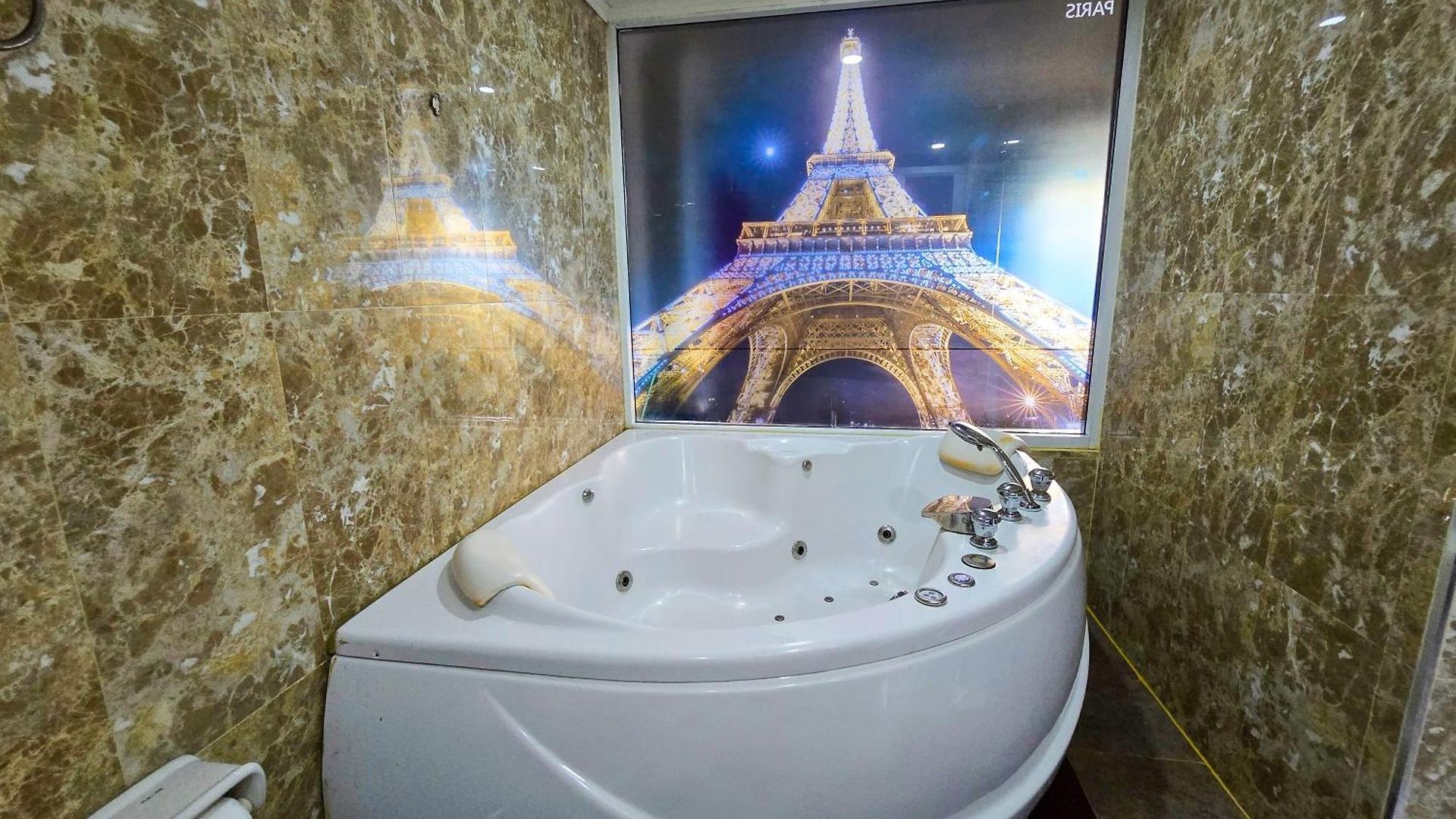 โรงแรม Titanic Residence-7 Minute Walk To The