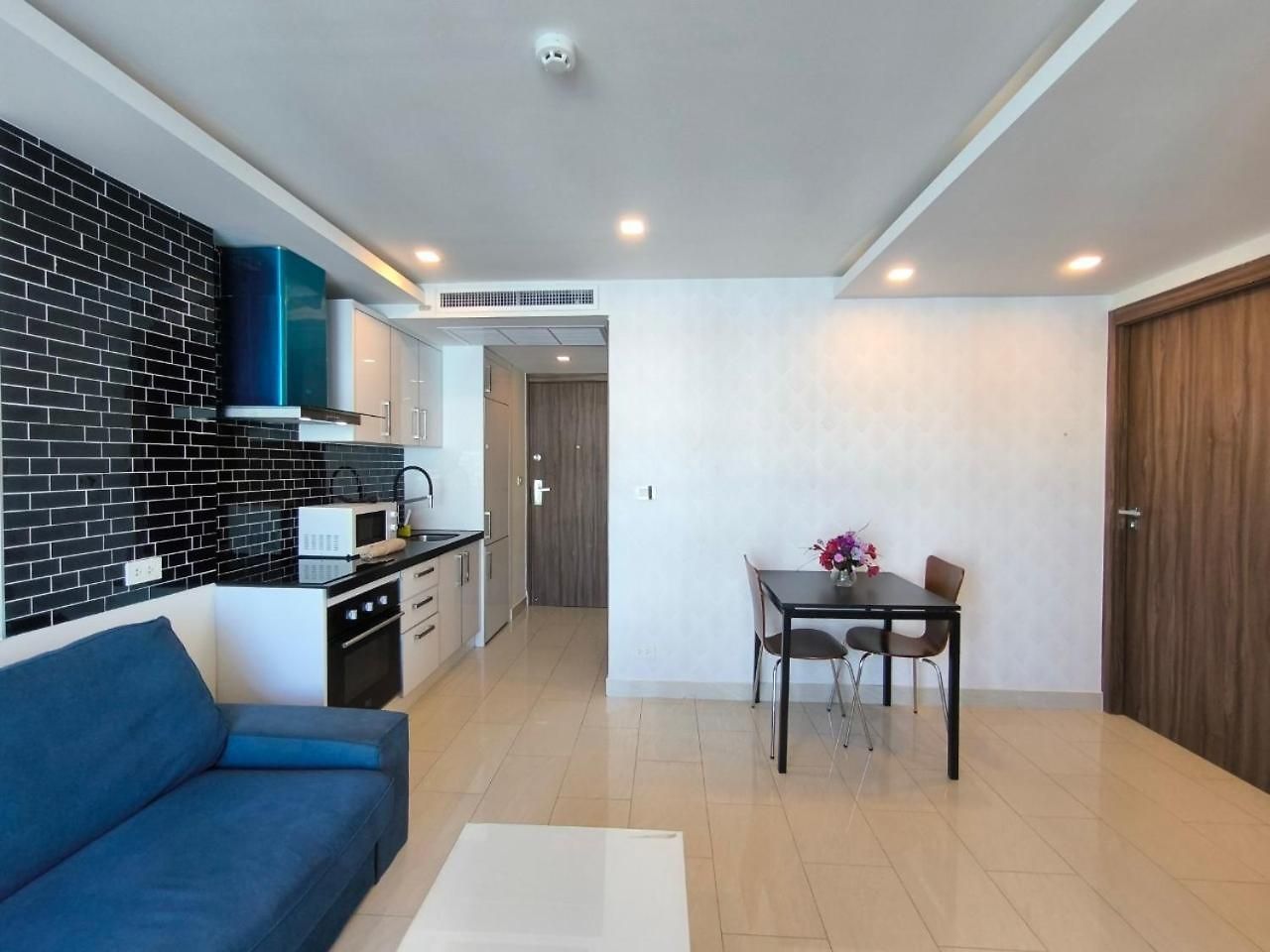 อพาร์ทเม้น Grand Avenue 808e Soi Buakhaw 15 *
