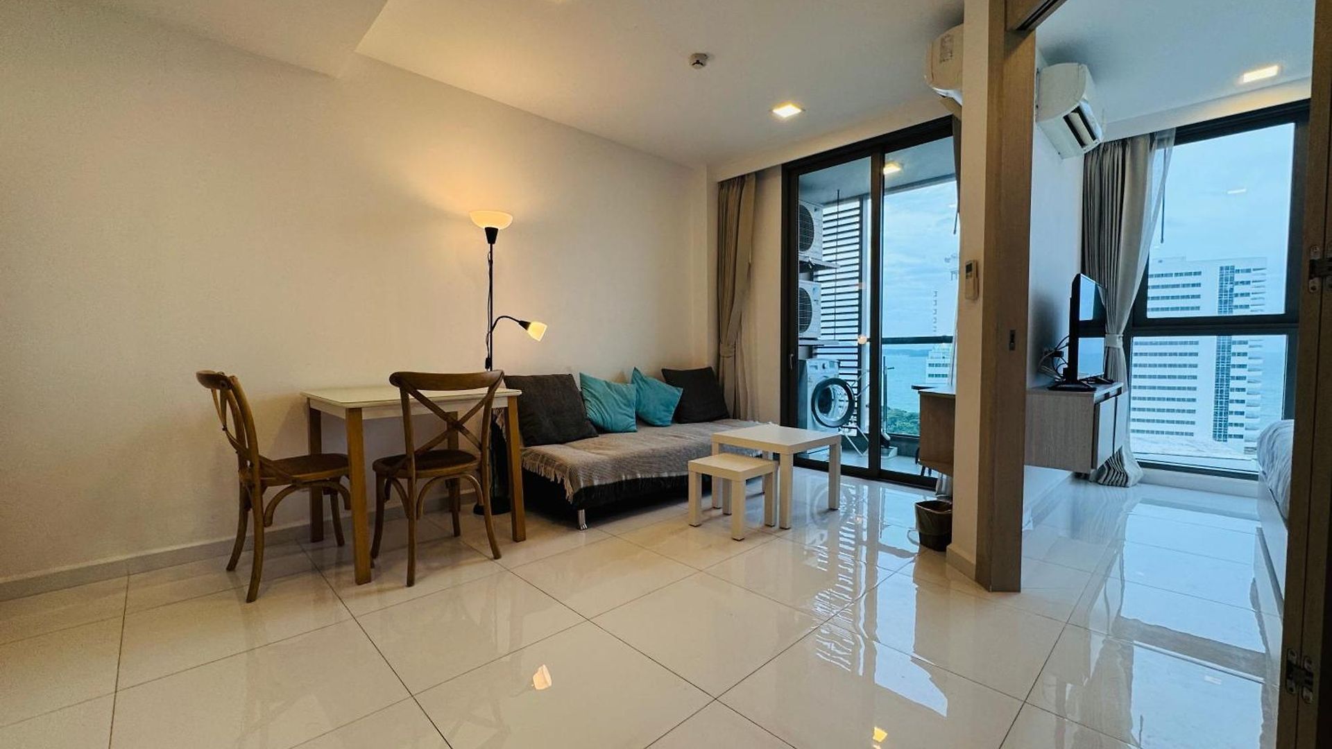 อพาร์ทเม้น Cozy Ocean Hideaway 400m To & Fast Wi-fi Pattaya