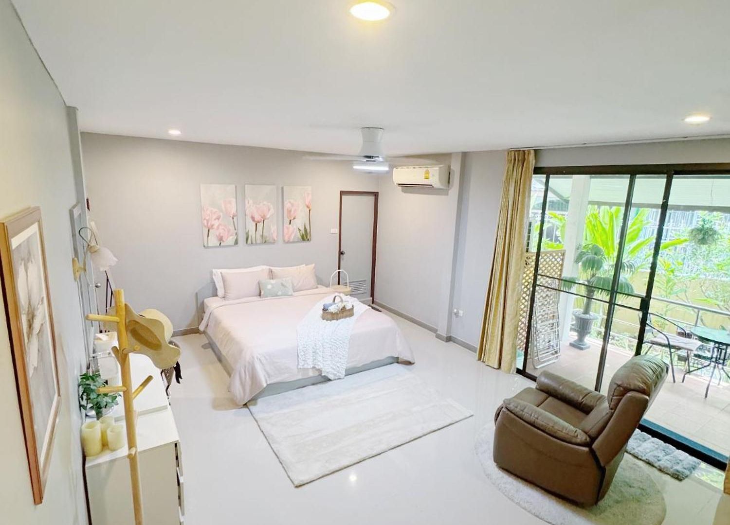 Sun And Moon House วิลล่า