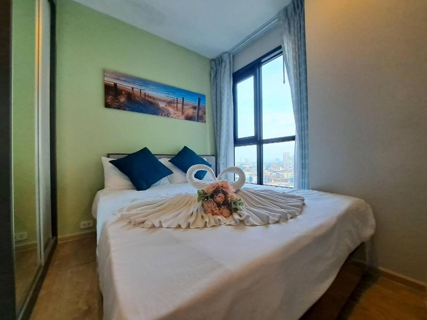Sea View 2 Bed Rare Find Great Location