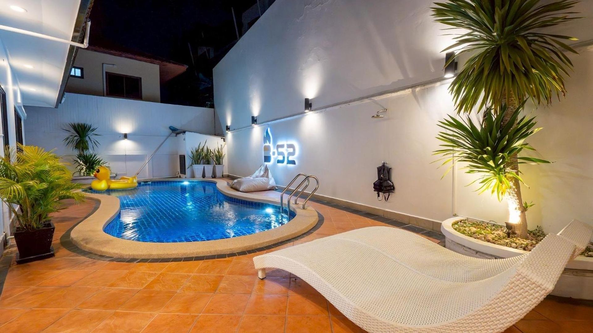 B52 Pool Villa *