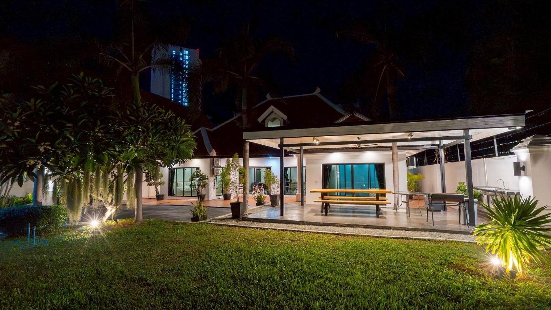 B52 Pool Pattaya