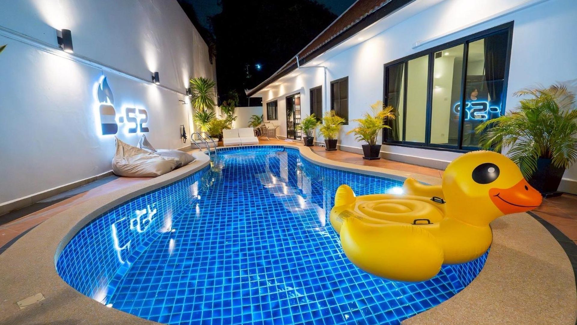 B52 Pool Pattaya