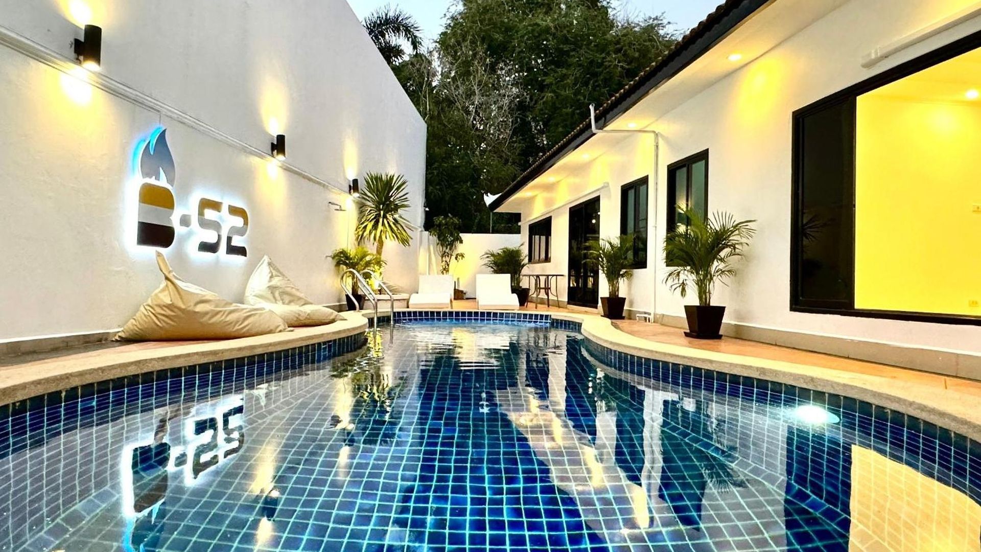 B52 Pool Villa Pattaya