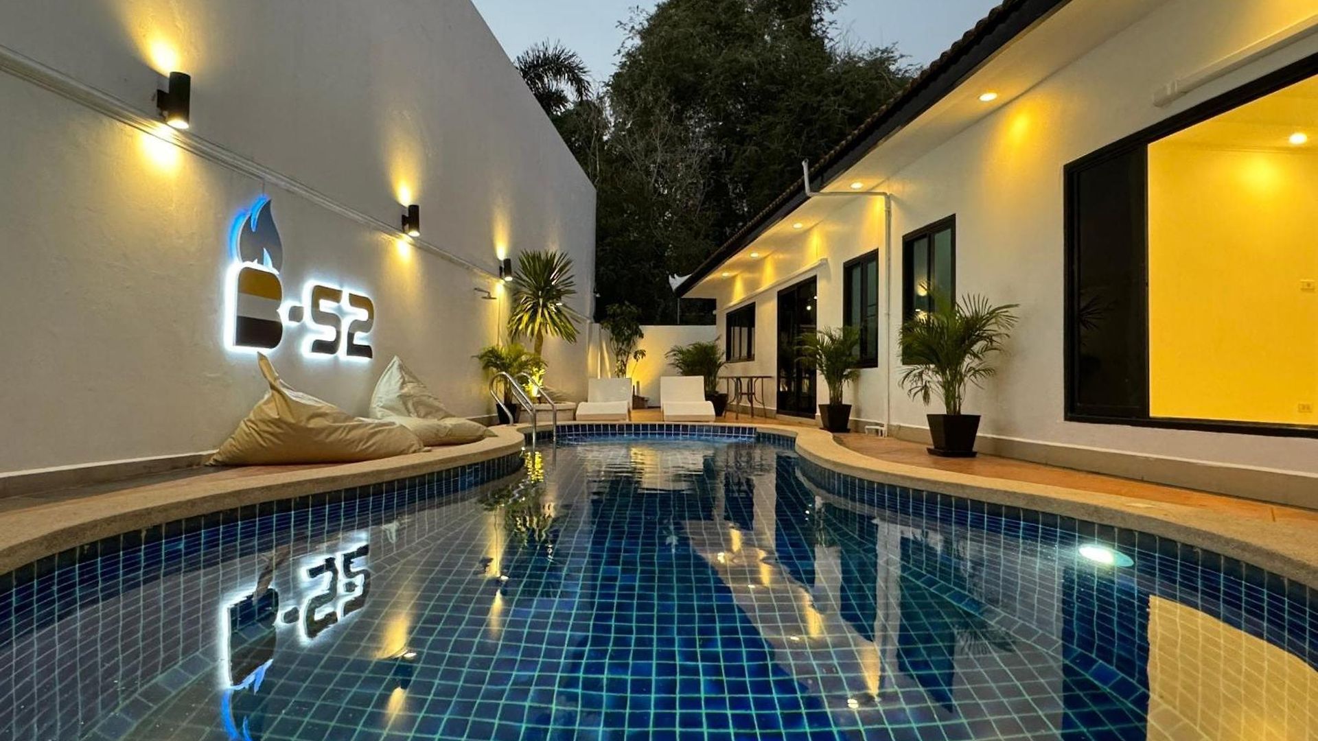B52 Pool Villa