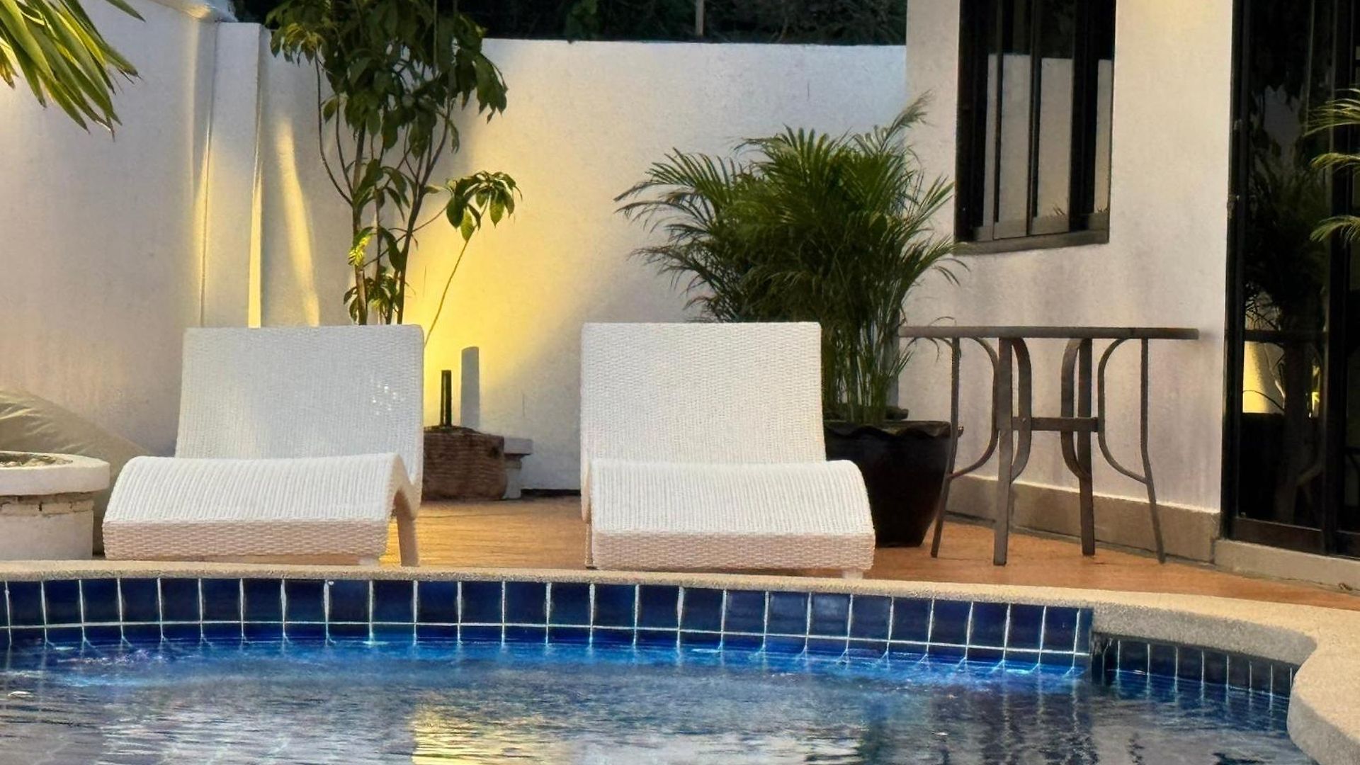 B52 Pool Villa Pattaya
