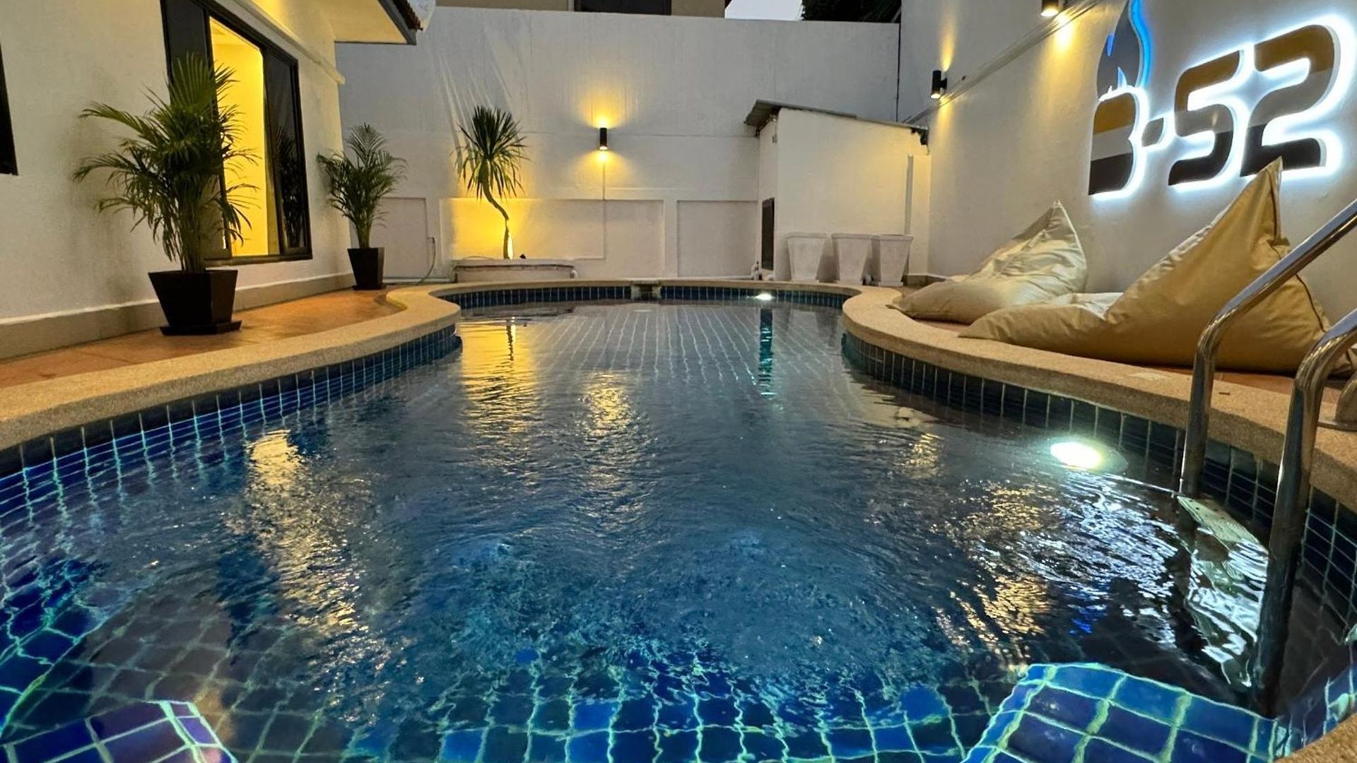 B52 Pool