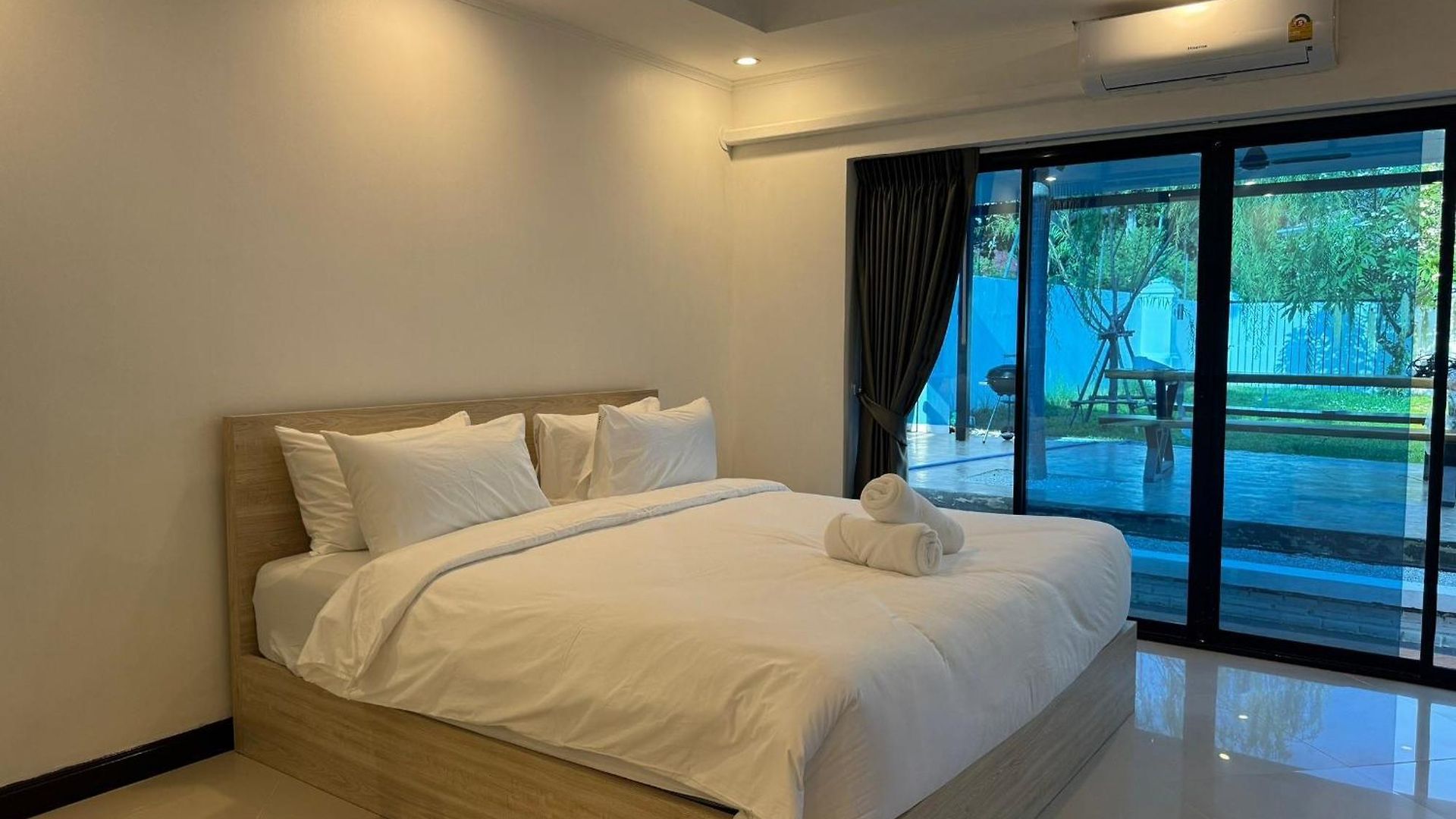 B52 Pool Villa Pattaya