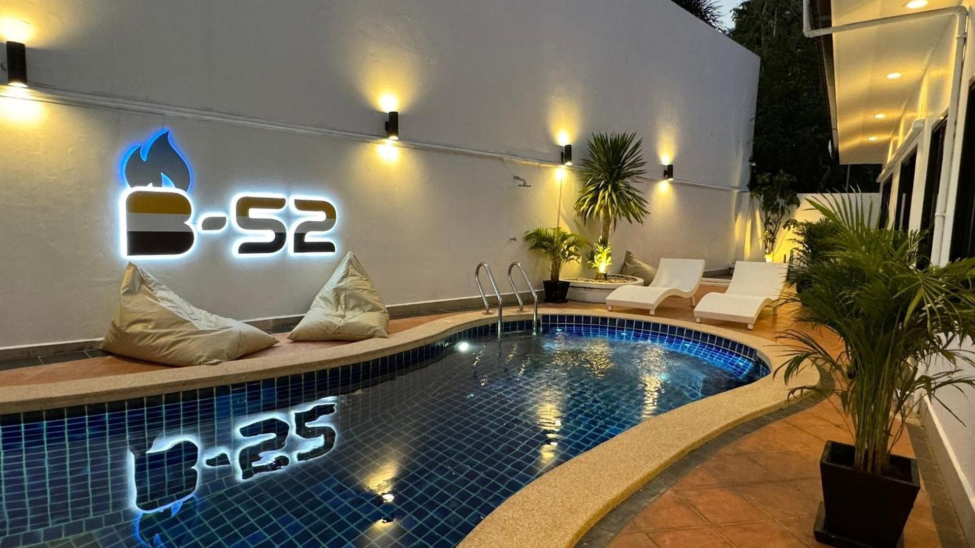 B52 Pool Villa *