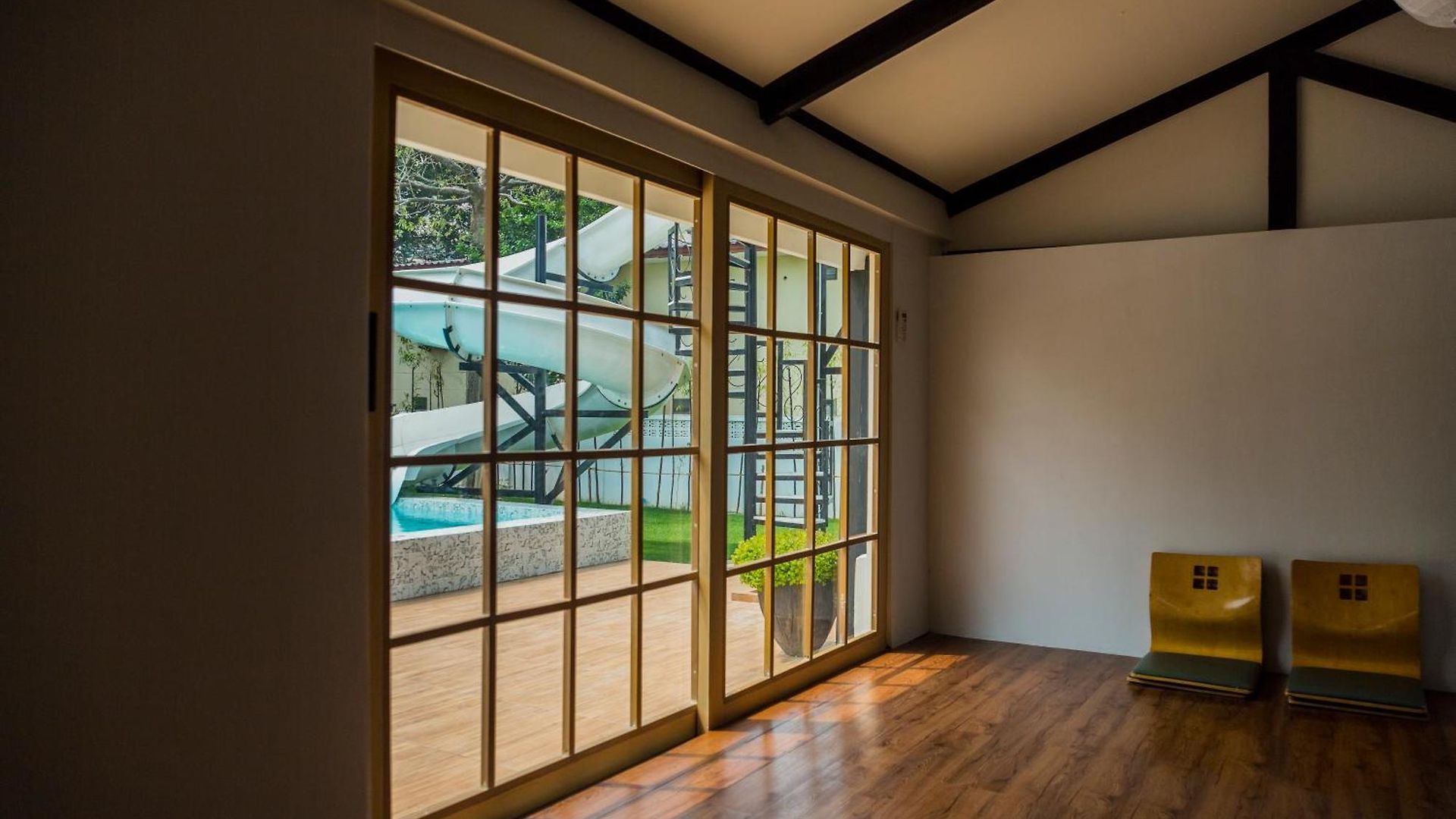 Saga Pool House *