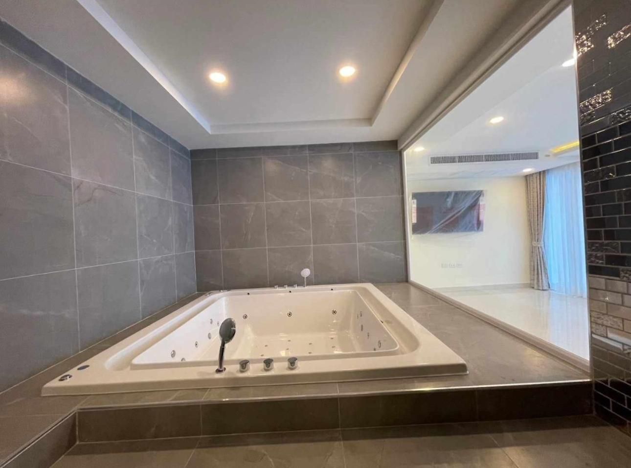 New! Huge - Jacuzzi & Pool Access - Grand Avenue อพาร์ทเม้น