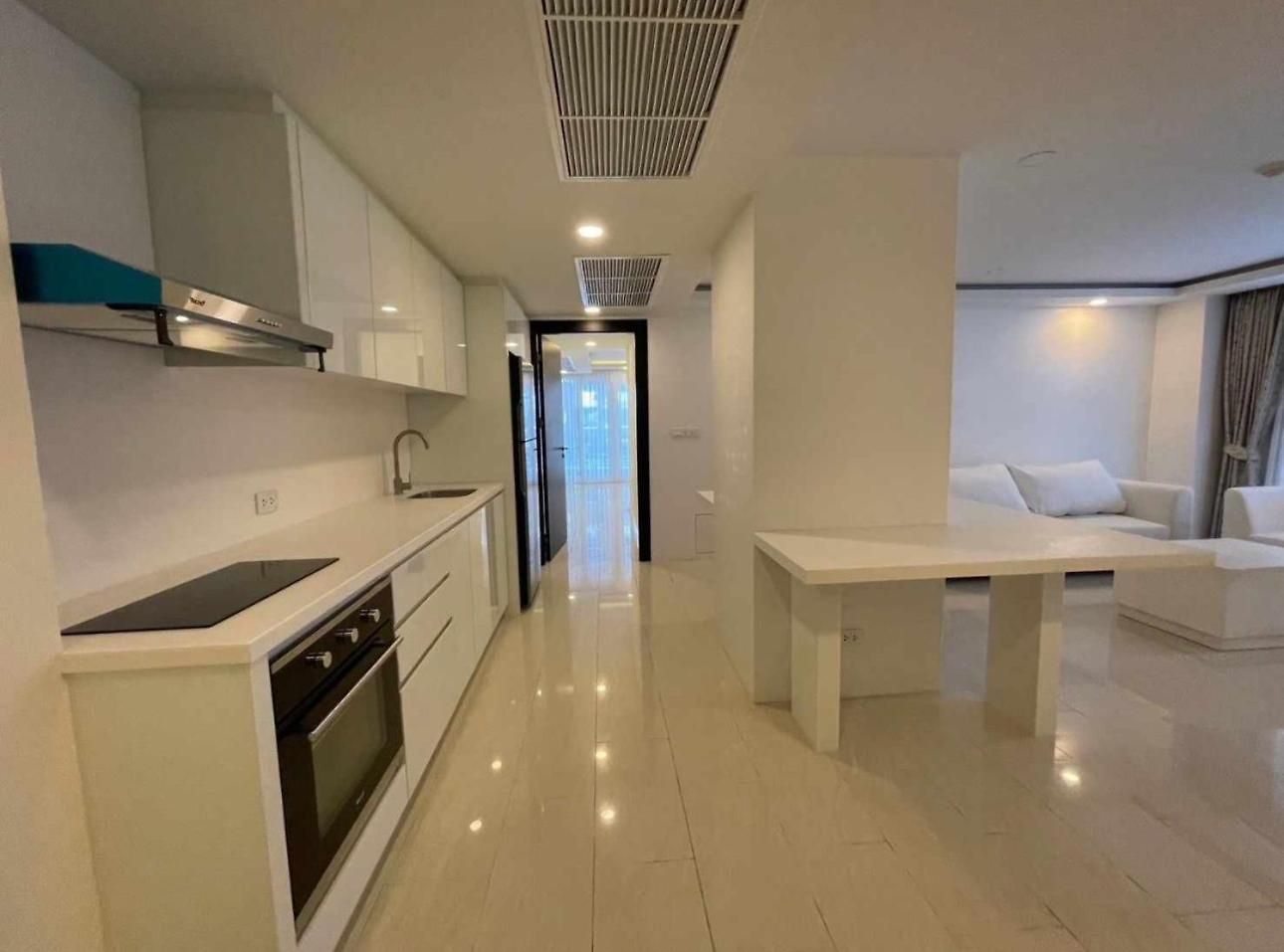 New! Huge - Jacuzzi & Pool Access - Grand Avenue อพาร์ทเม้น Pattaya