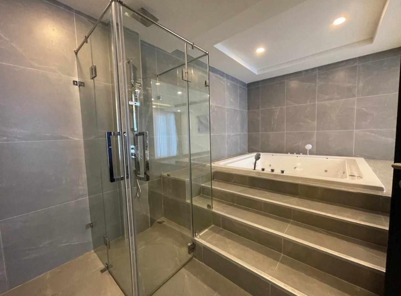 New! Huge - Jacuzzi & Pool Access - Grand Avenue