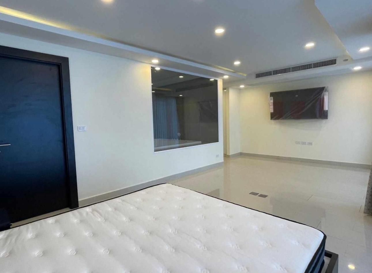 New! Huge - Jacuzzi & Pool Access - Grand Avenue อพาร์ทเม้น Pattaya